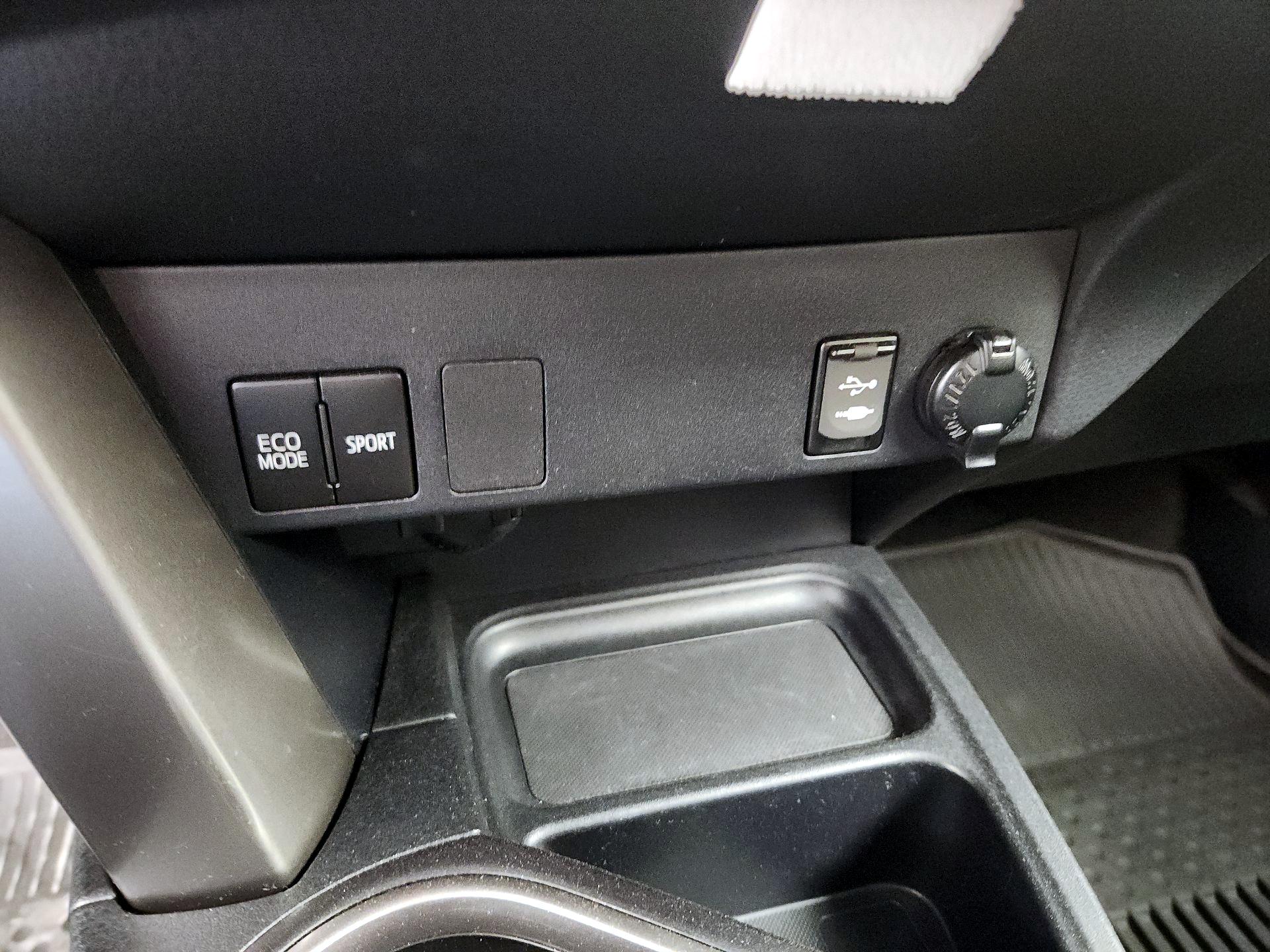 Thumbnail: 2018 Toyota RAV4 - 18
