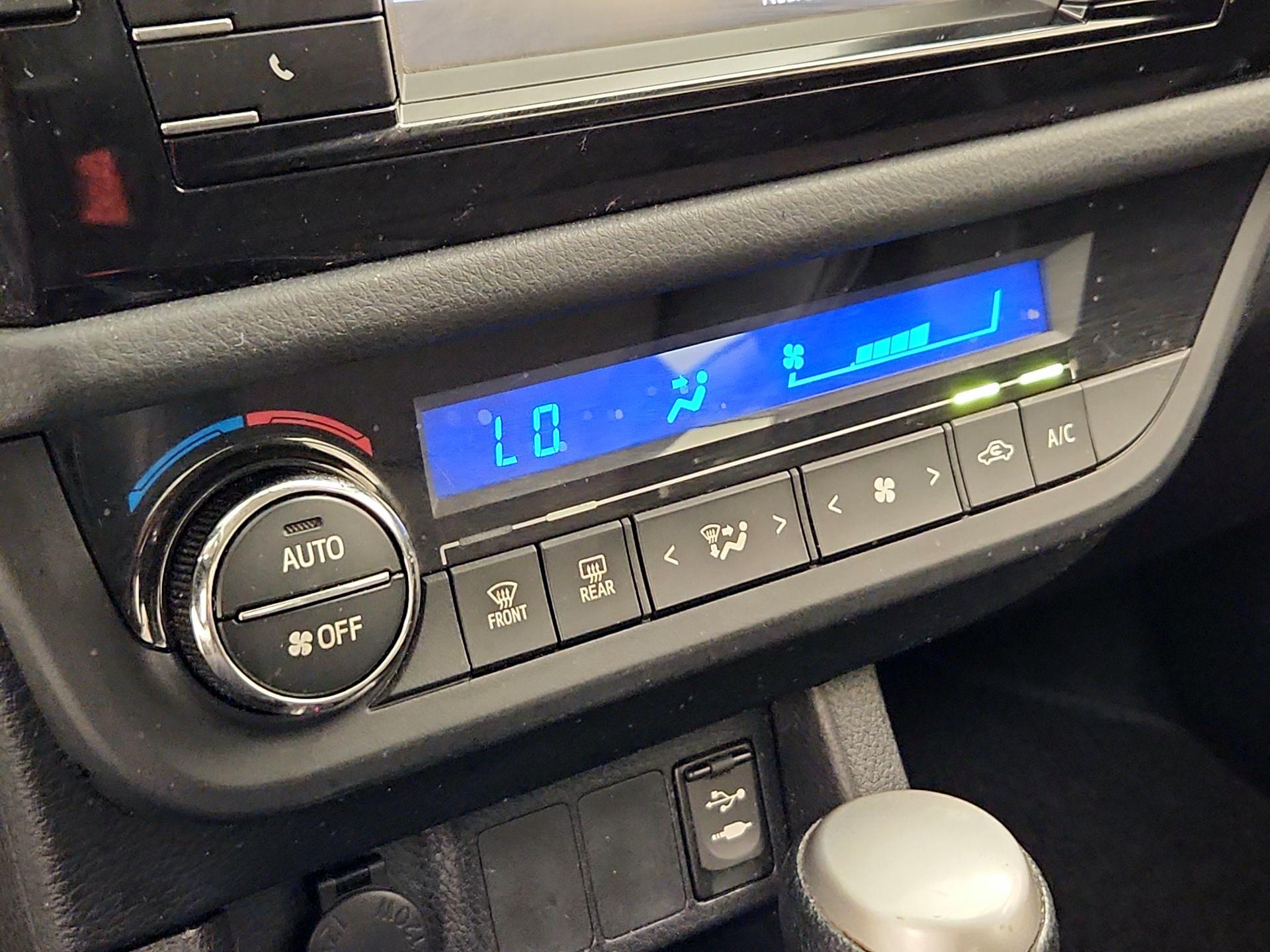 Thumbnail: 2015 Toyota Corolla - 16