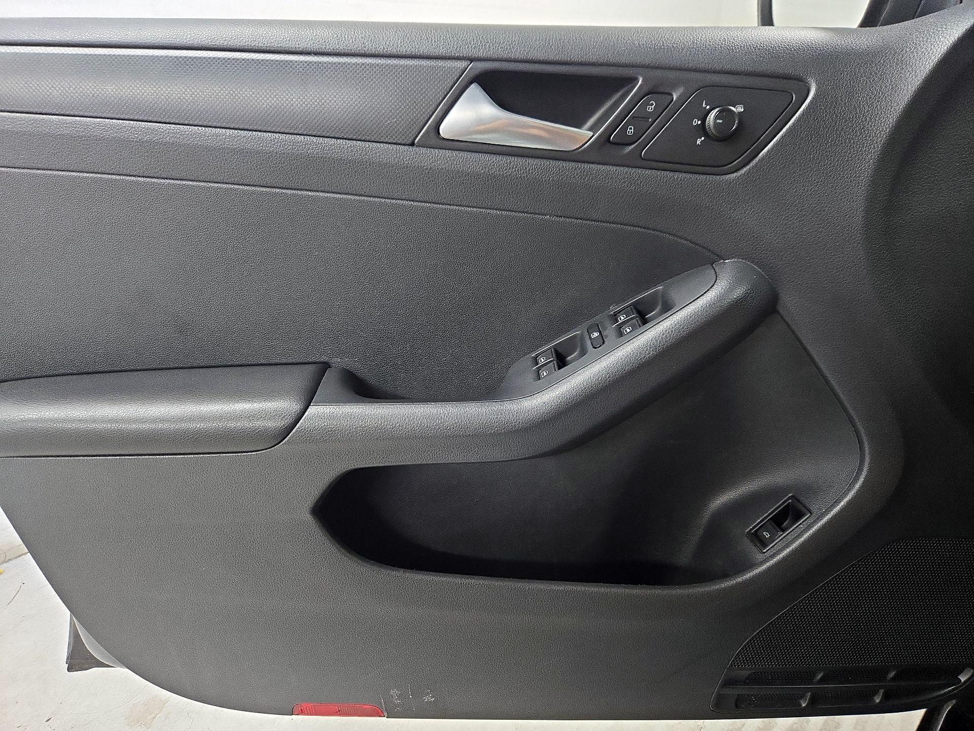 Thumbnail: 2015 Volkswagen Jetta - 12