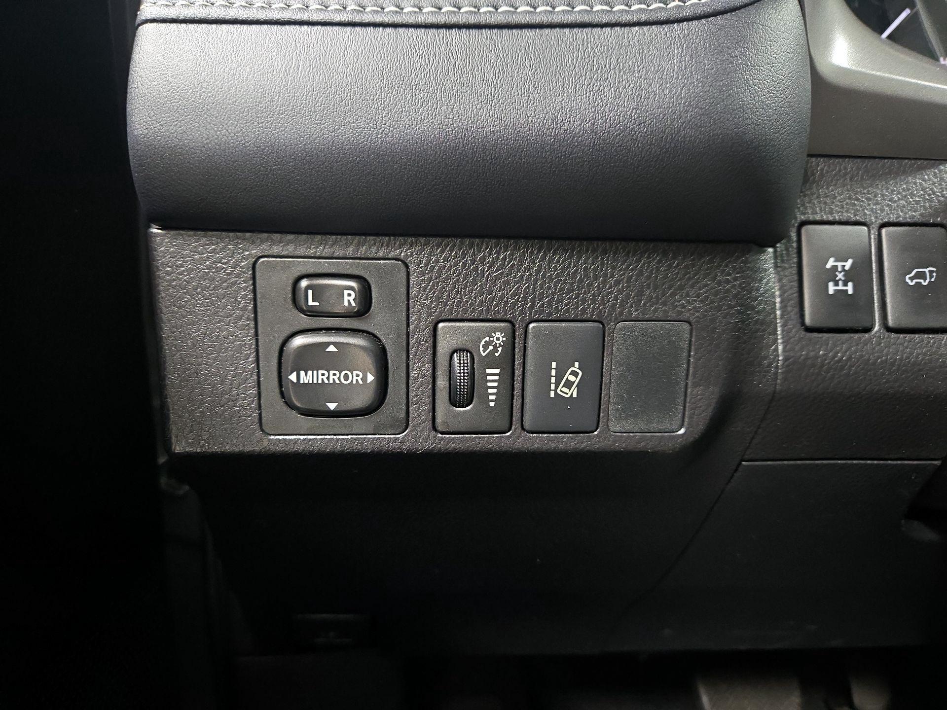 Thumbnail: 2016 Toyota RAV4 - 13