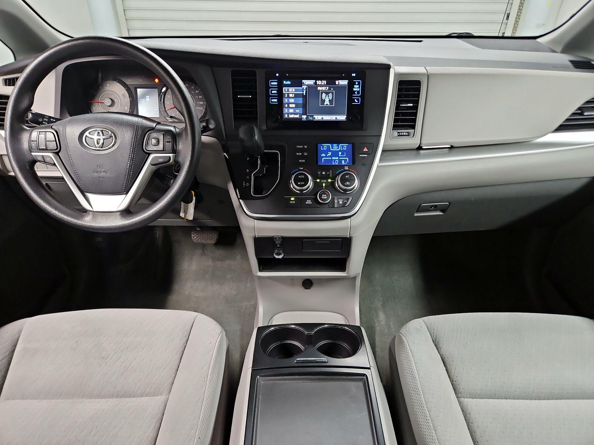 Thumbnail: 2015 Toyota Sienna - 9