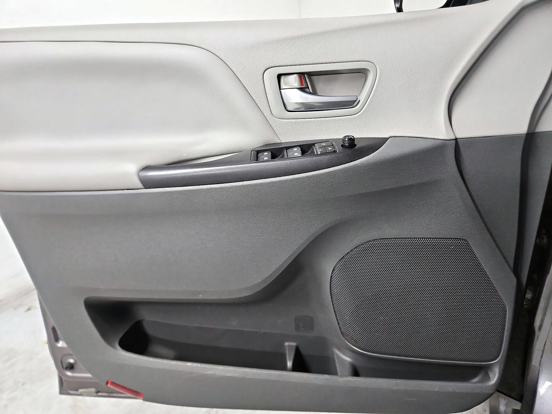 Thumbnail: 2015 Toyota Sienna - 12