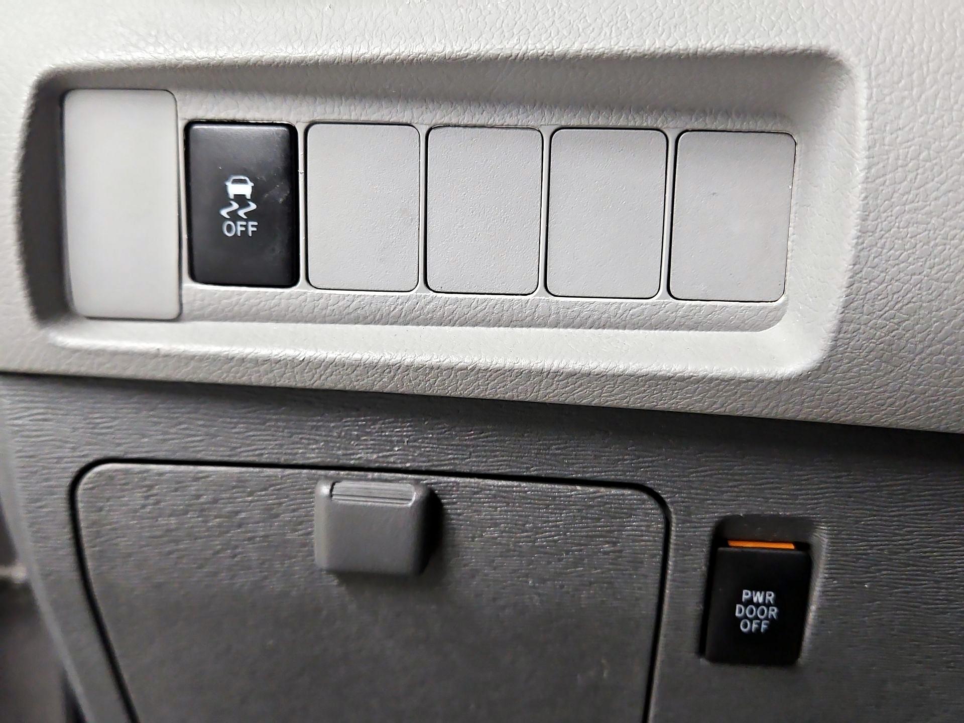 Thumbnail: 2015 Toyota Sienna - 13