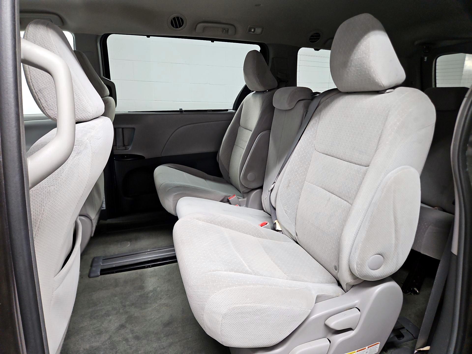 Thumbnail: 2015 Toyota Sienna - 19