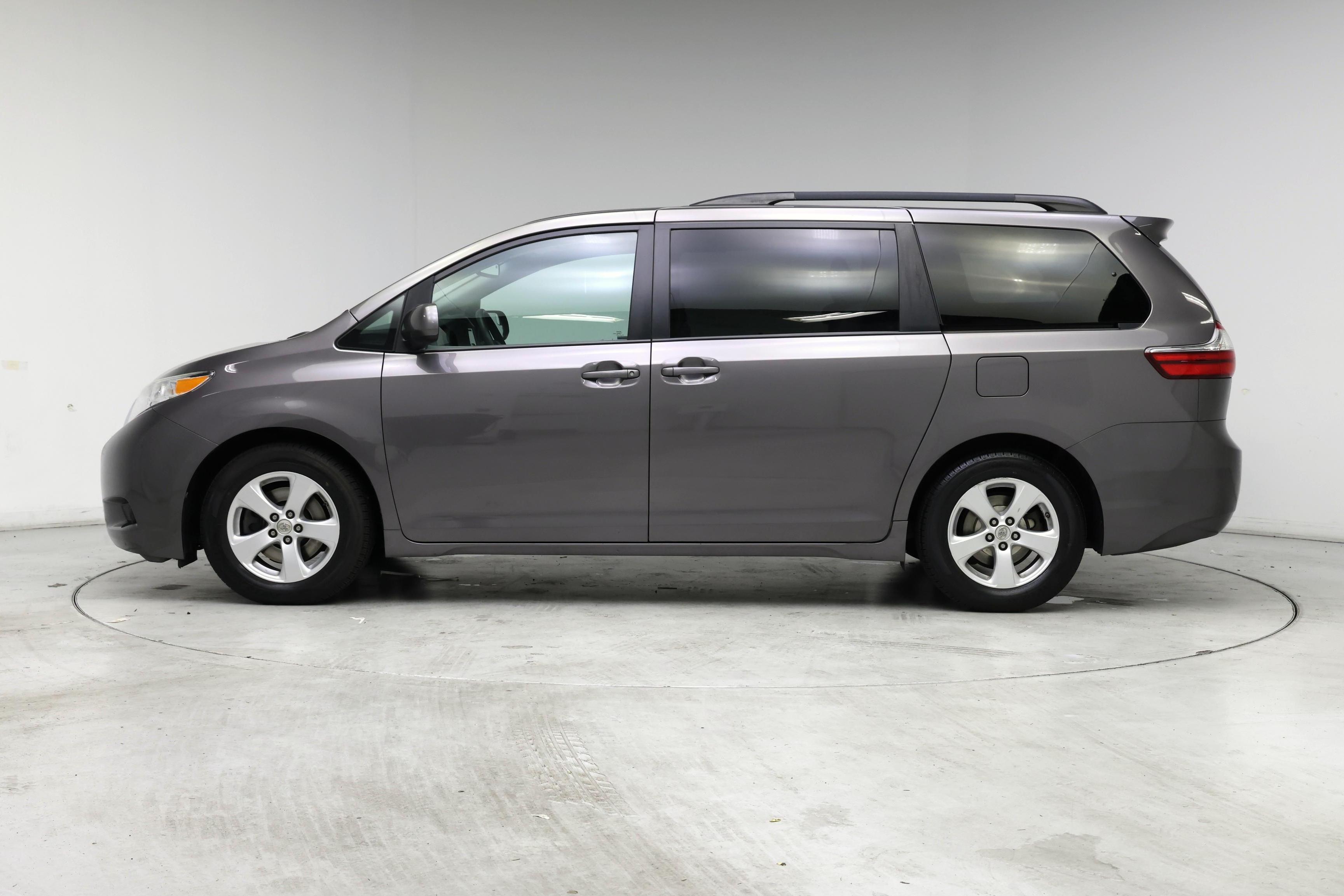 Thumbnail: 2015 Toyota Sienna - 3