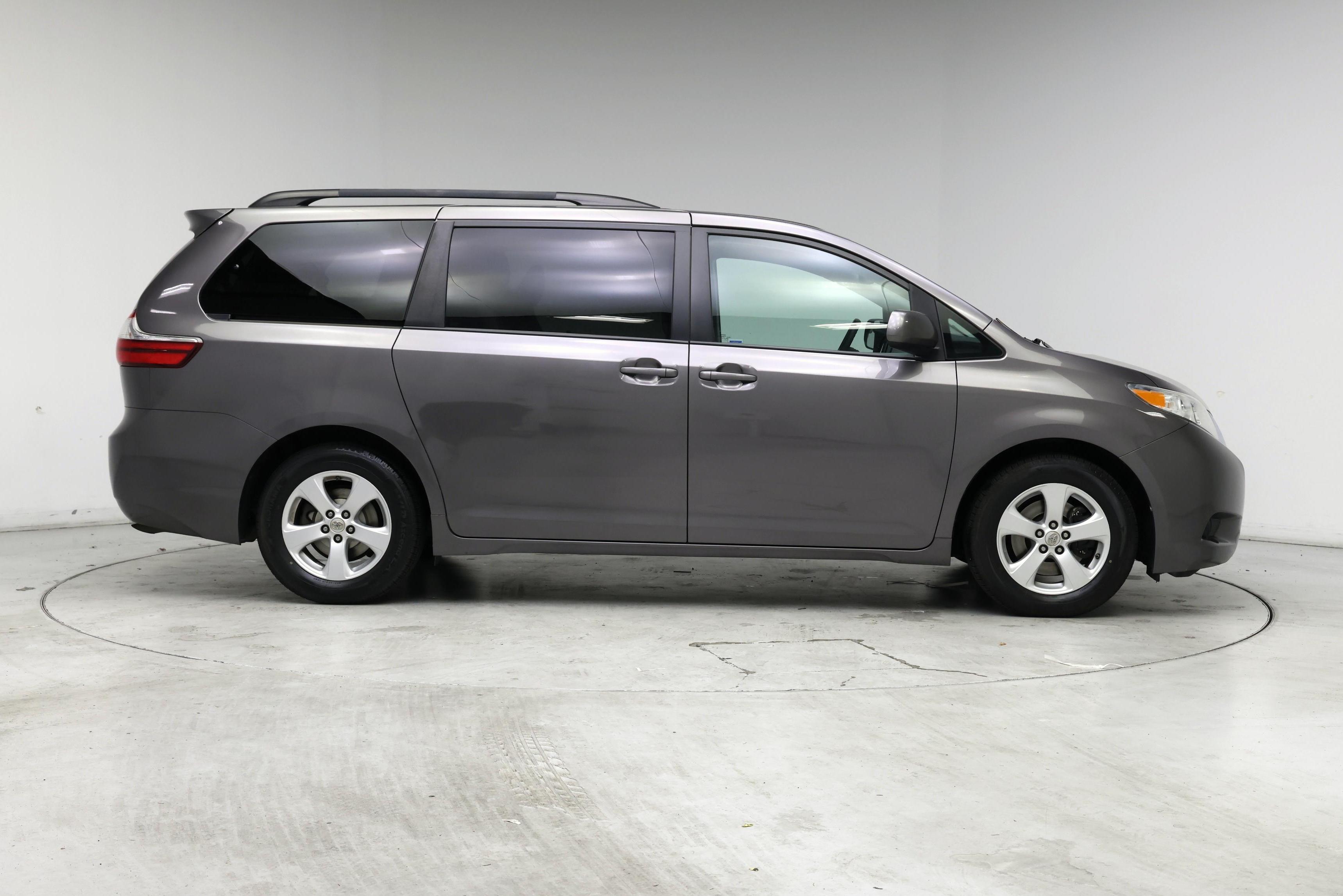 Thumbnail: 2015 Toyota Sienna - 7