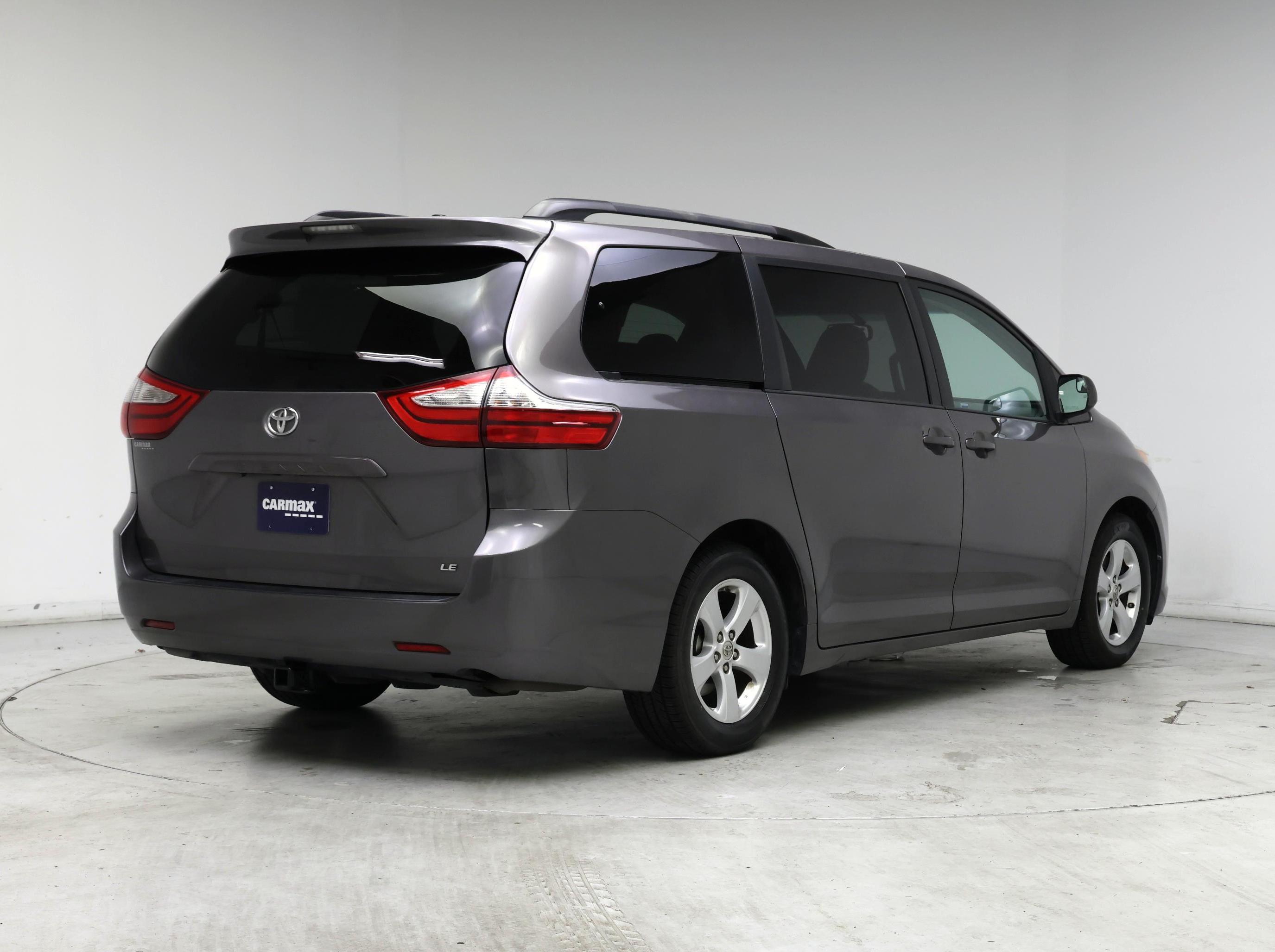 Thumbnail: 2015 Toyota Sienna - 8