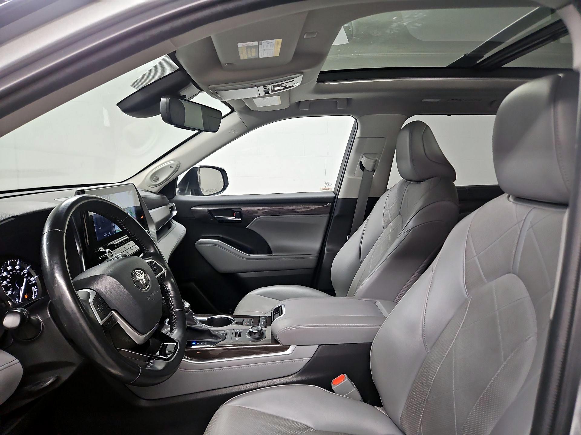Thumbnail: 2022 Toyota Highlander - 20