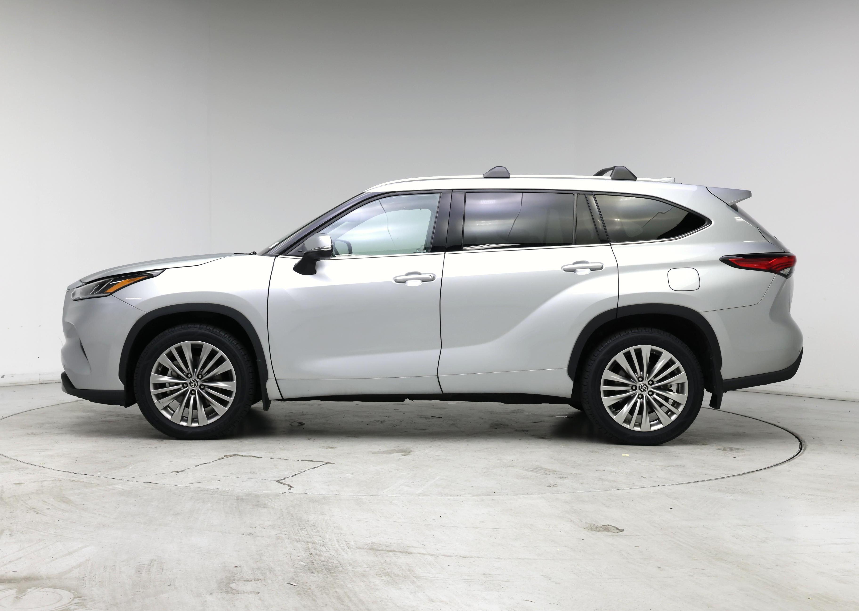 Thumbnail: 2022 Toyota Highlander - 3