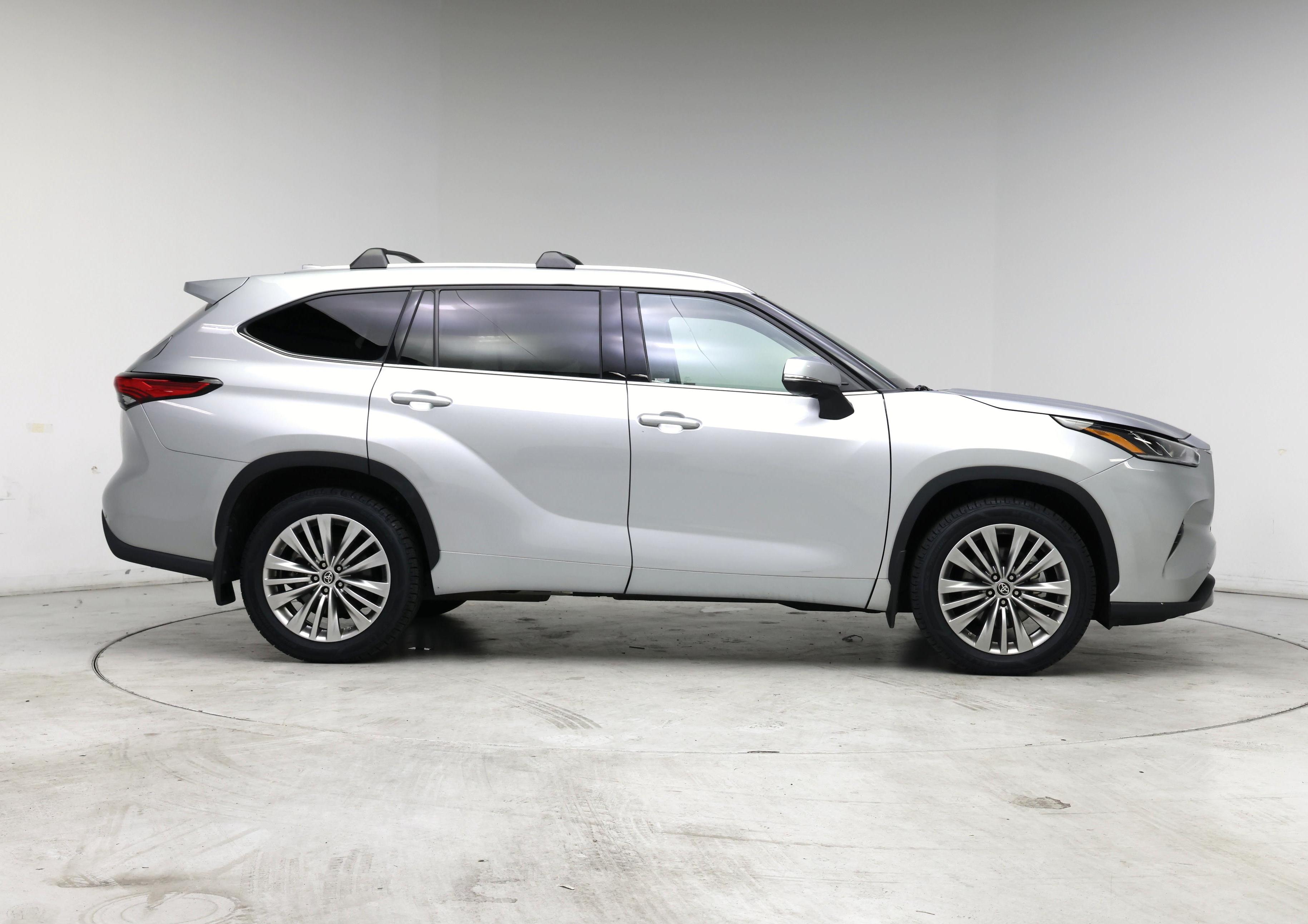 Thumbnail: 2022 Toyota Highlander - 7