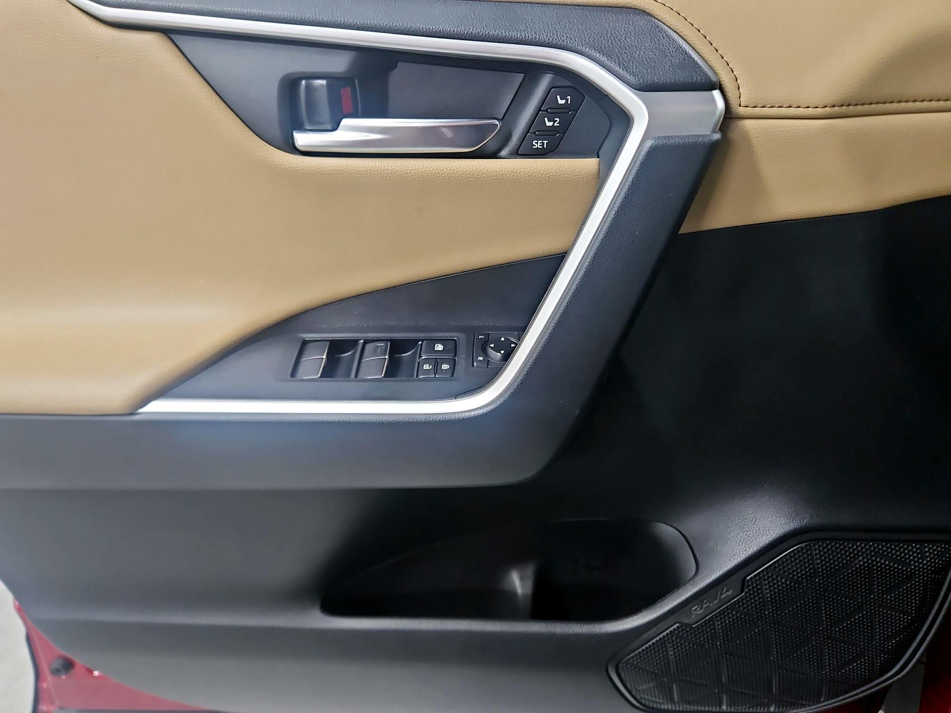 Thumbnail: 2020 Toyota RAV4 - 12