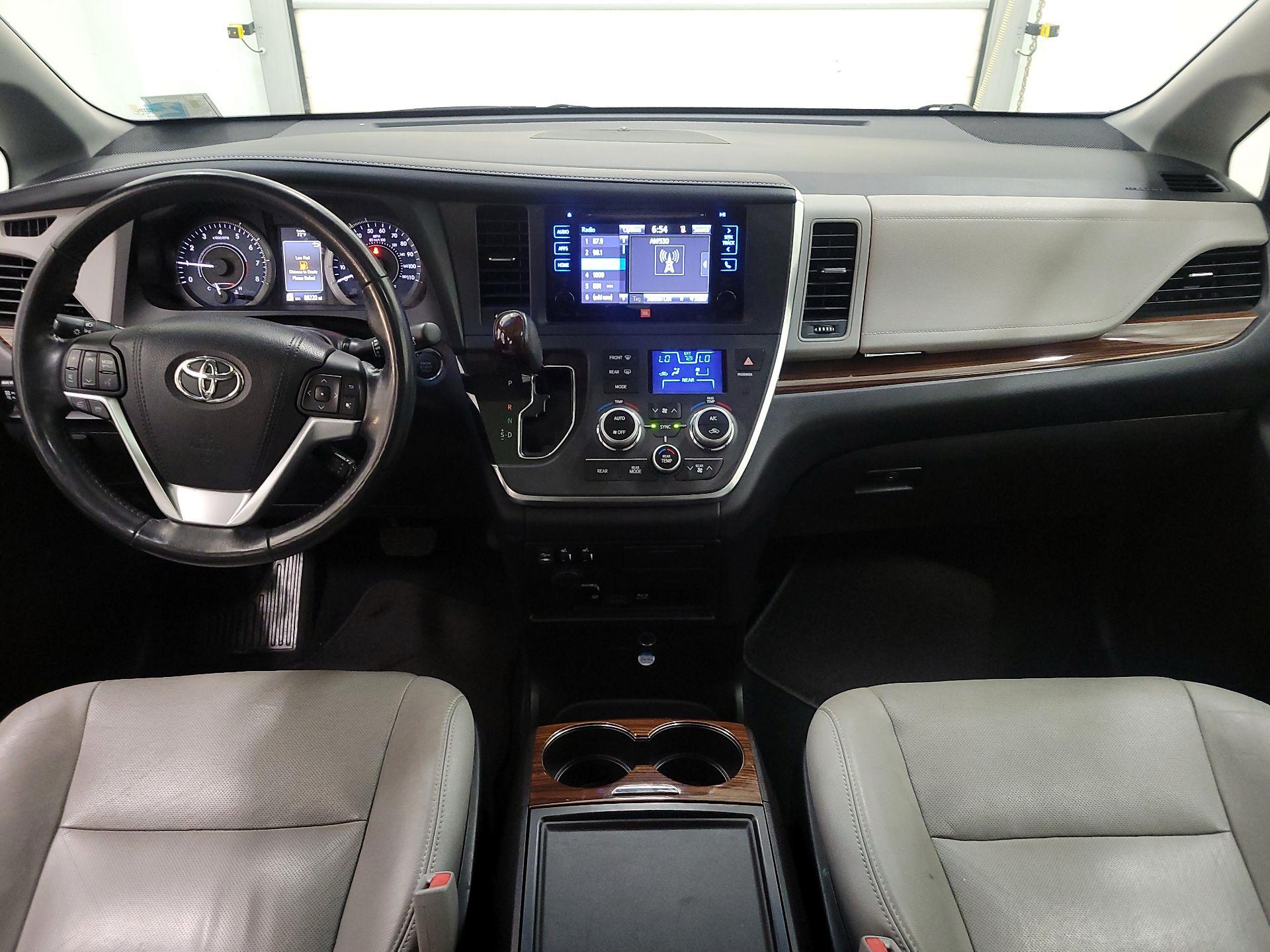 Thumbnail: 2017 Toyota Sienna - 9