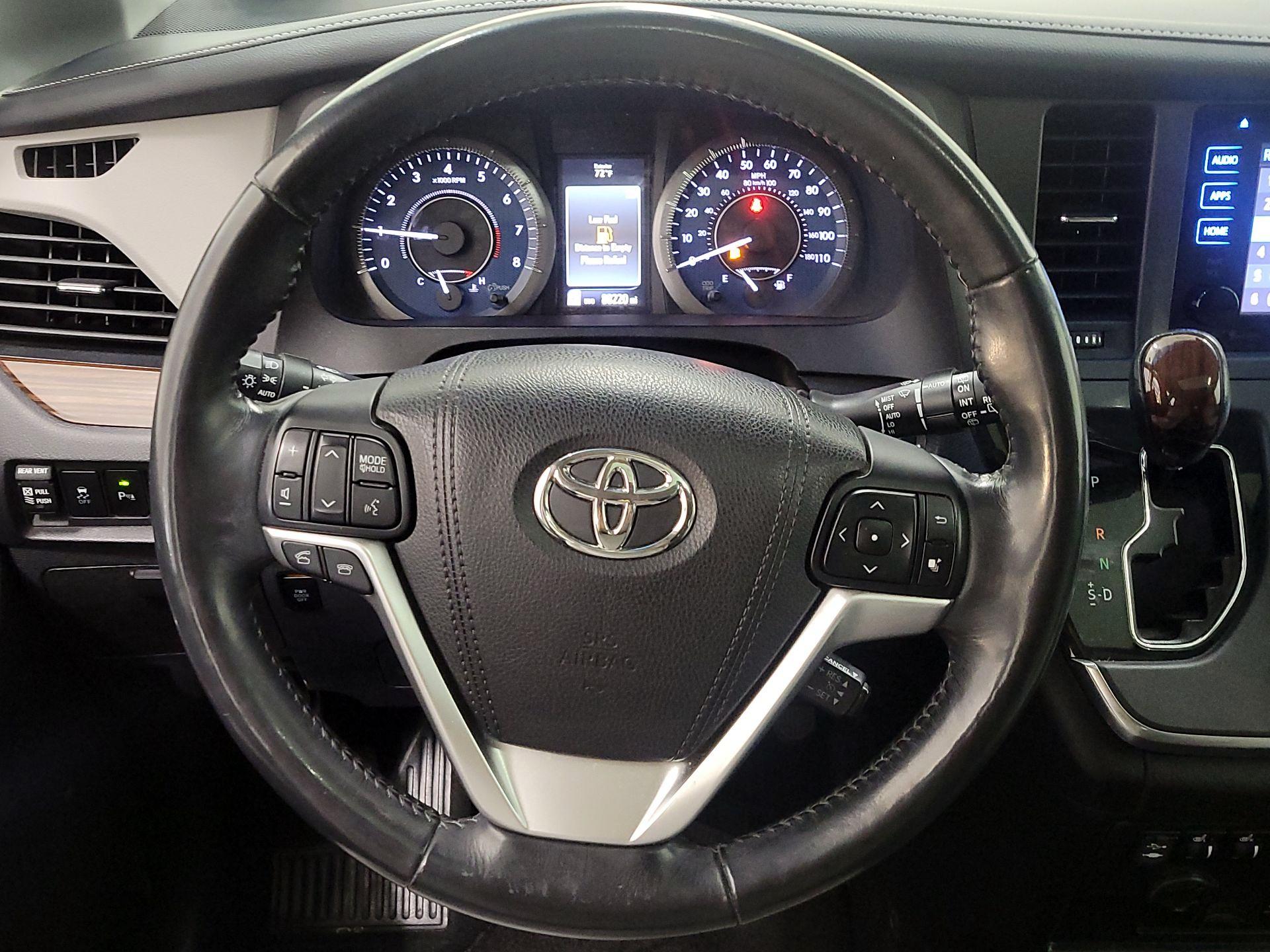 Thumbnail: 2017 Toyota Sienna - 10