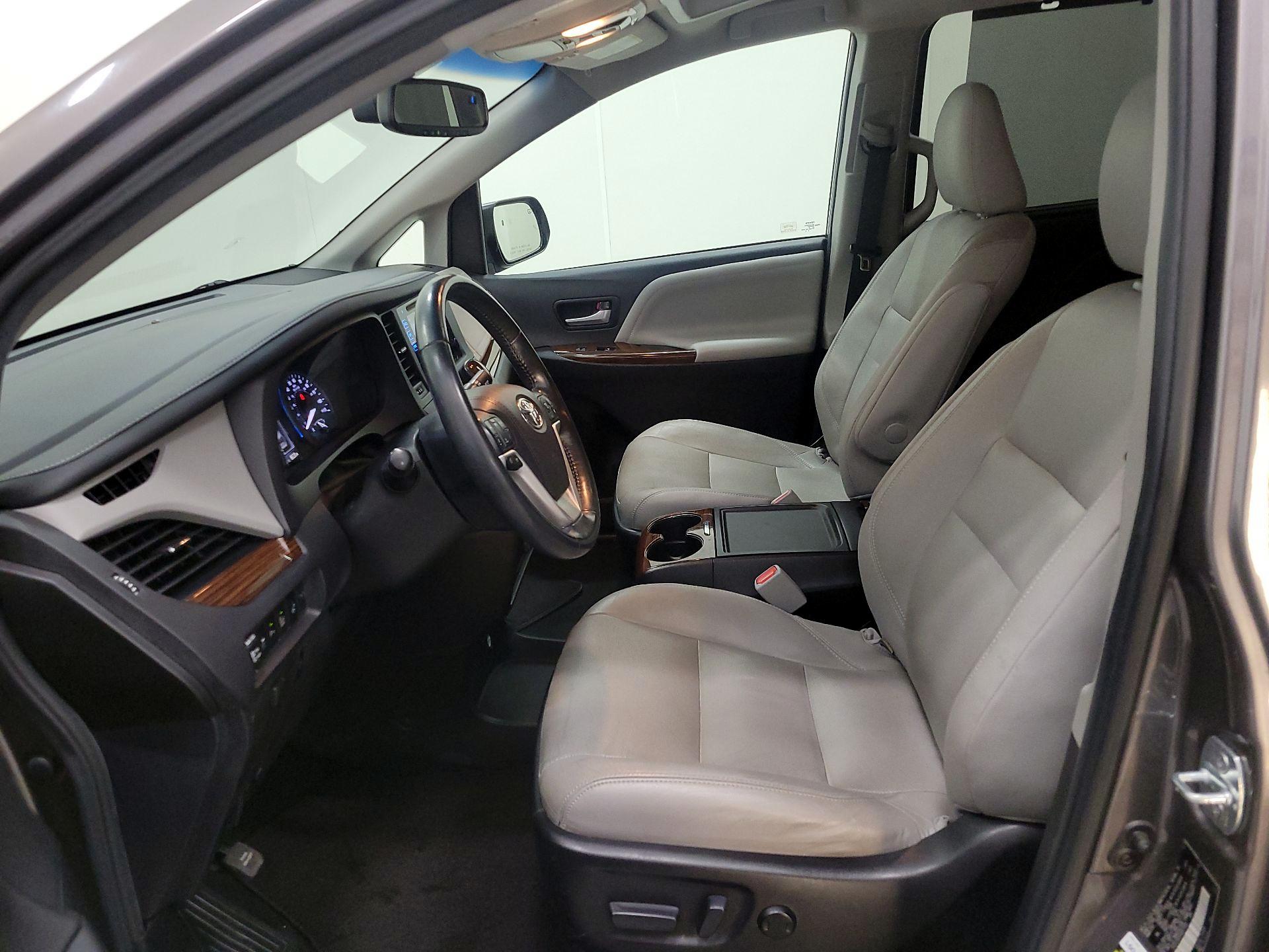 Thumbnail: 2017 Toyota Sienna - 11