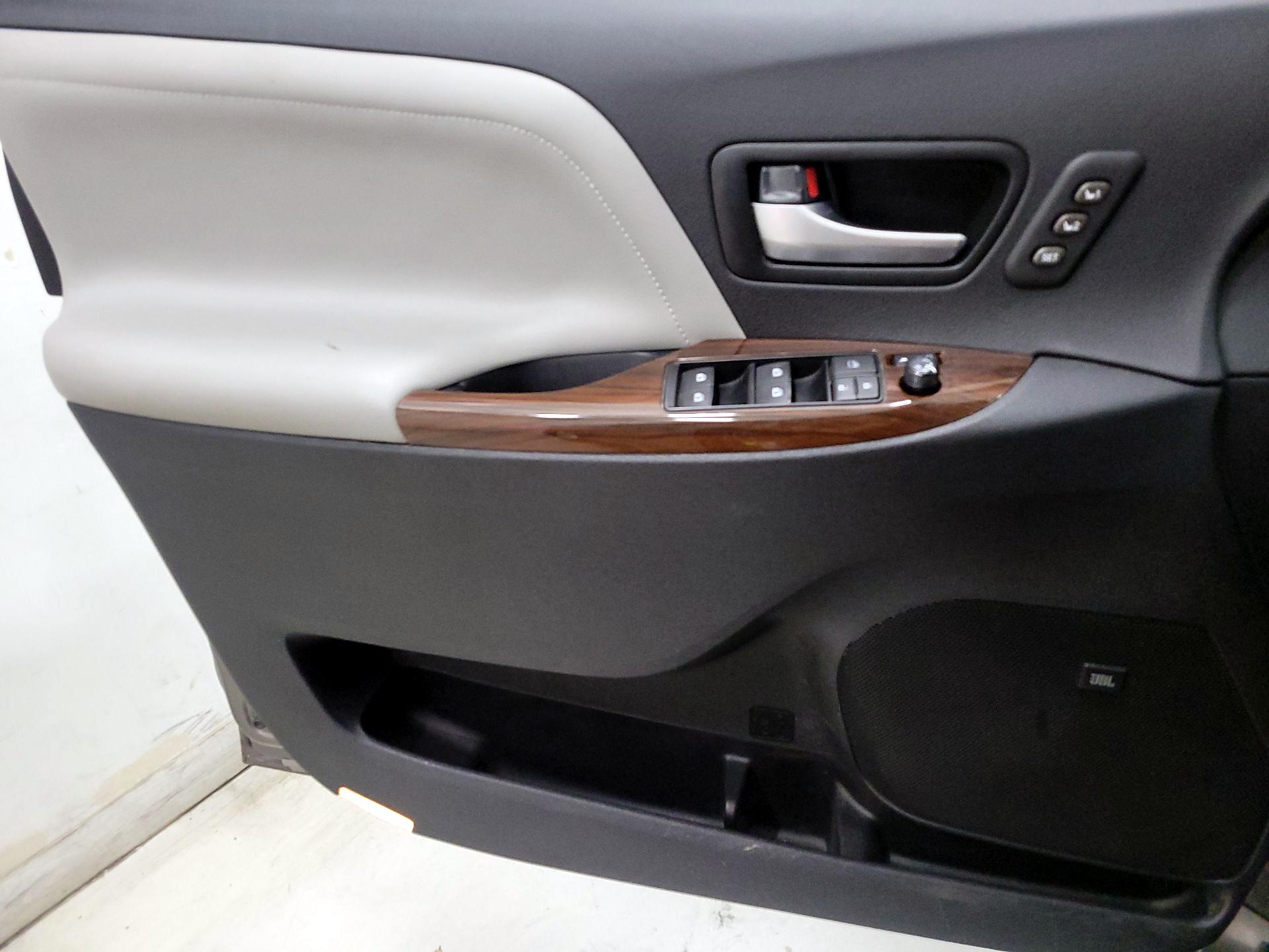 Thumbnail: 2017 Toyota Sienna - 12