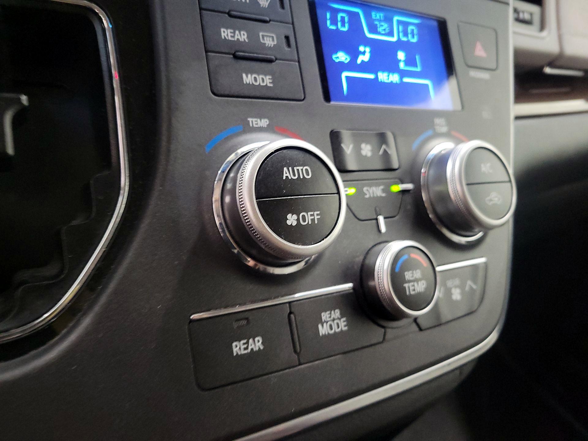 Thumbnail: 2017 Toyota Sienna - 16
