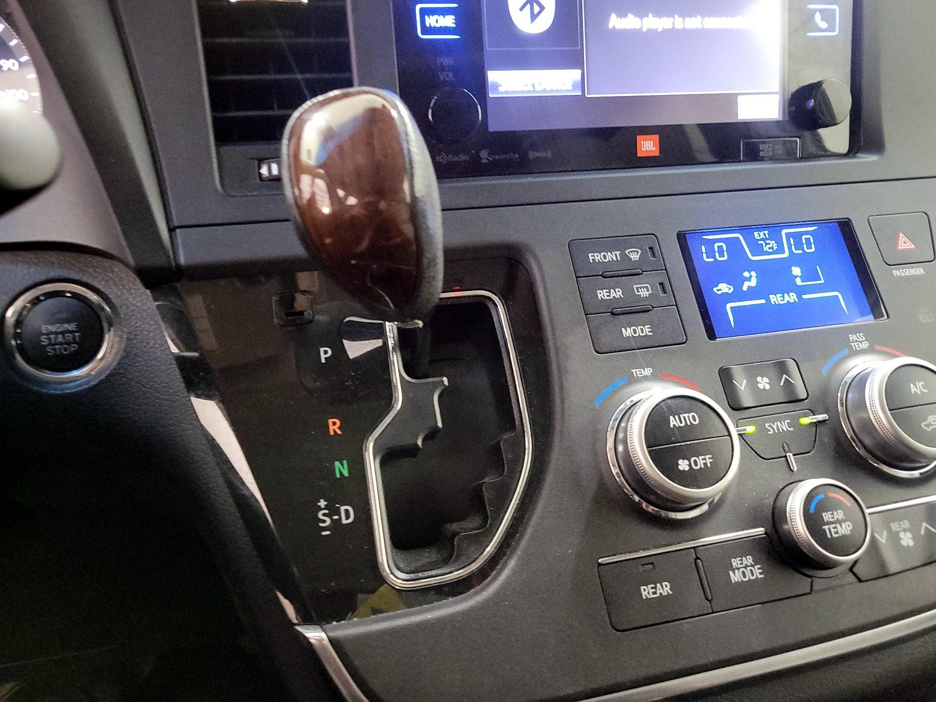 Thumbnail: 2017 Toyota Sienna - 17