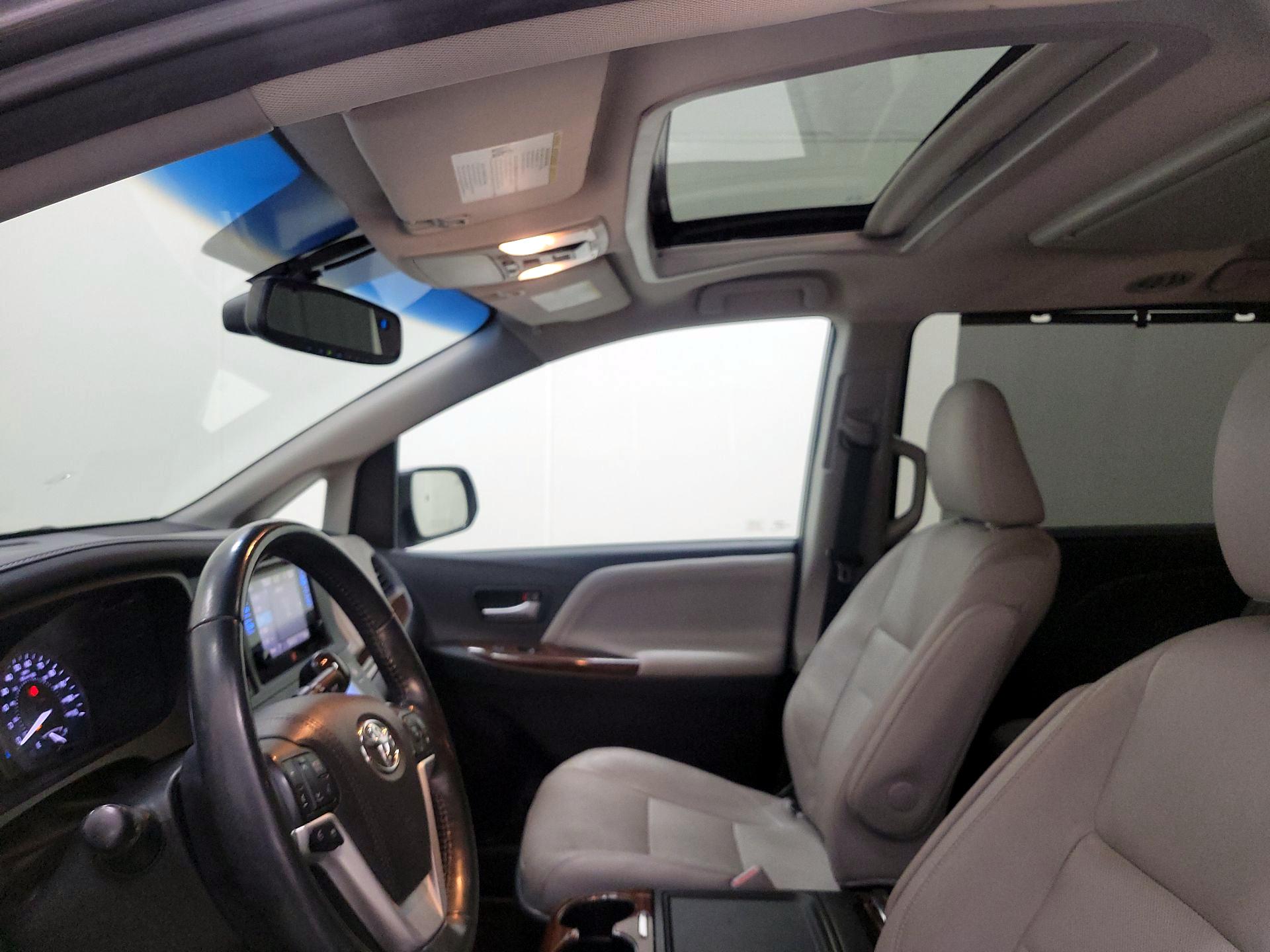 Thumbnail: 2017 Toyota Sienna - 19