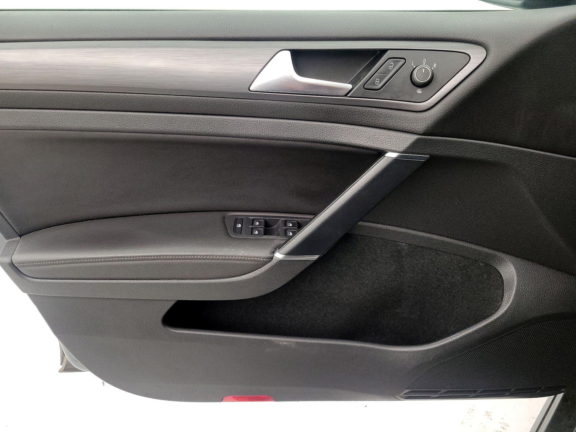 Thumbnail: 2020 Volkswagen Golf - 10