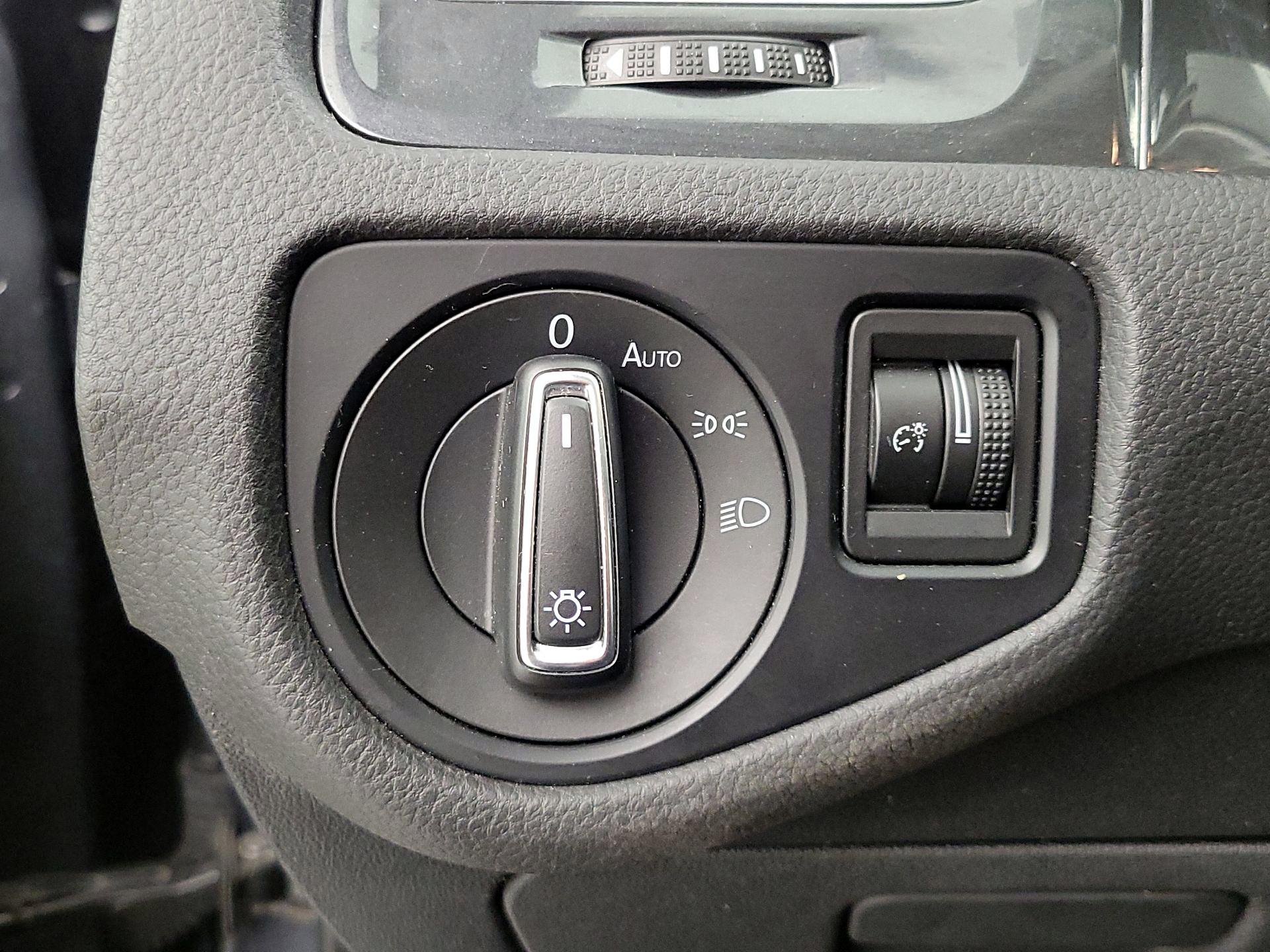 Thumbnail: 2020 Volkswagen Golf - 11