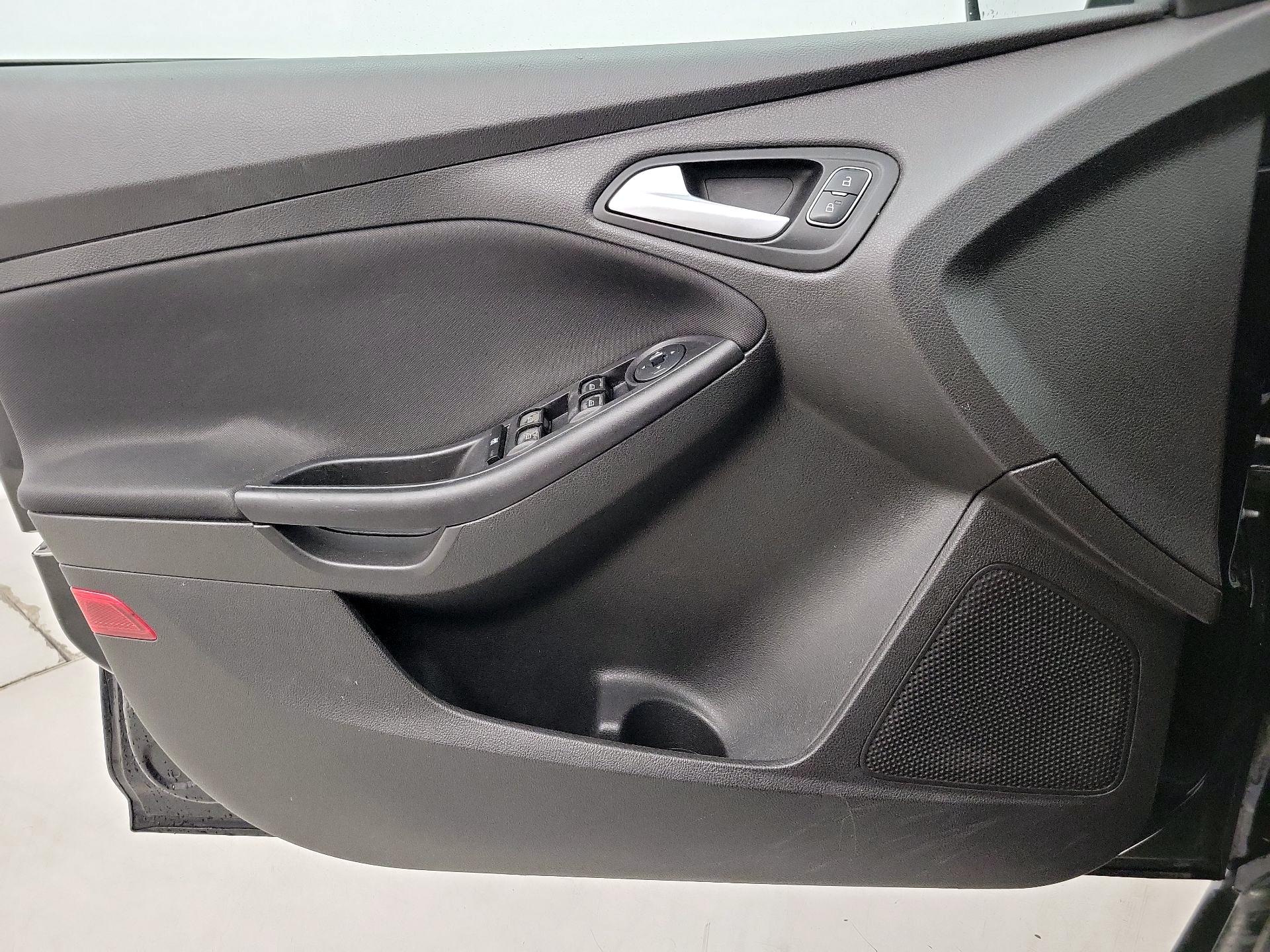 Thumbnail: 2015 Ford Focus - 12