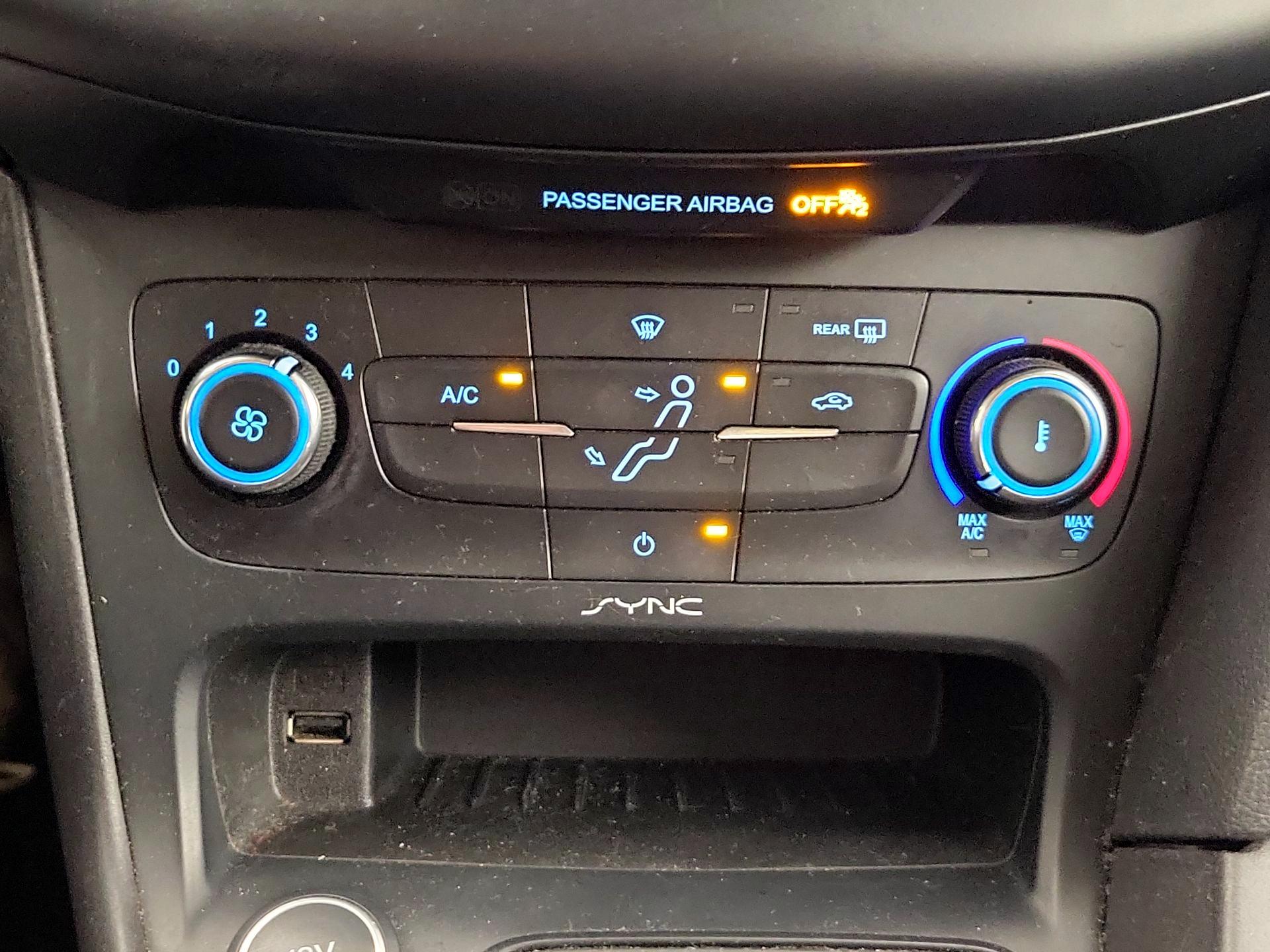 Thumbnail: 2015 Ford Focus - 16