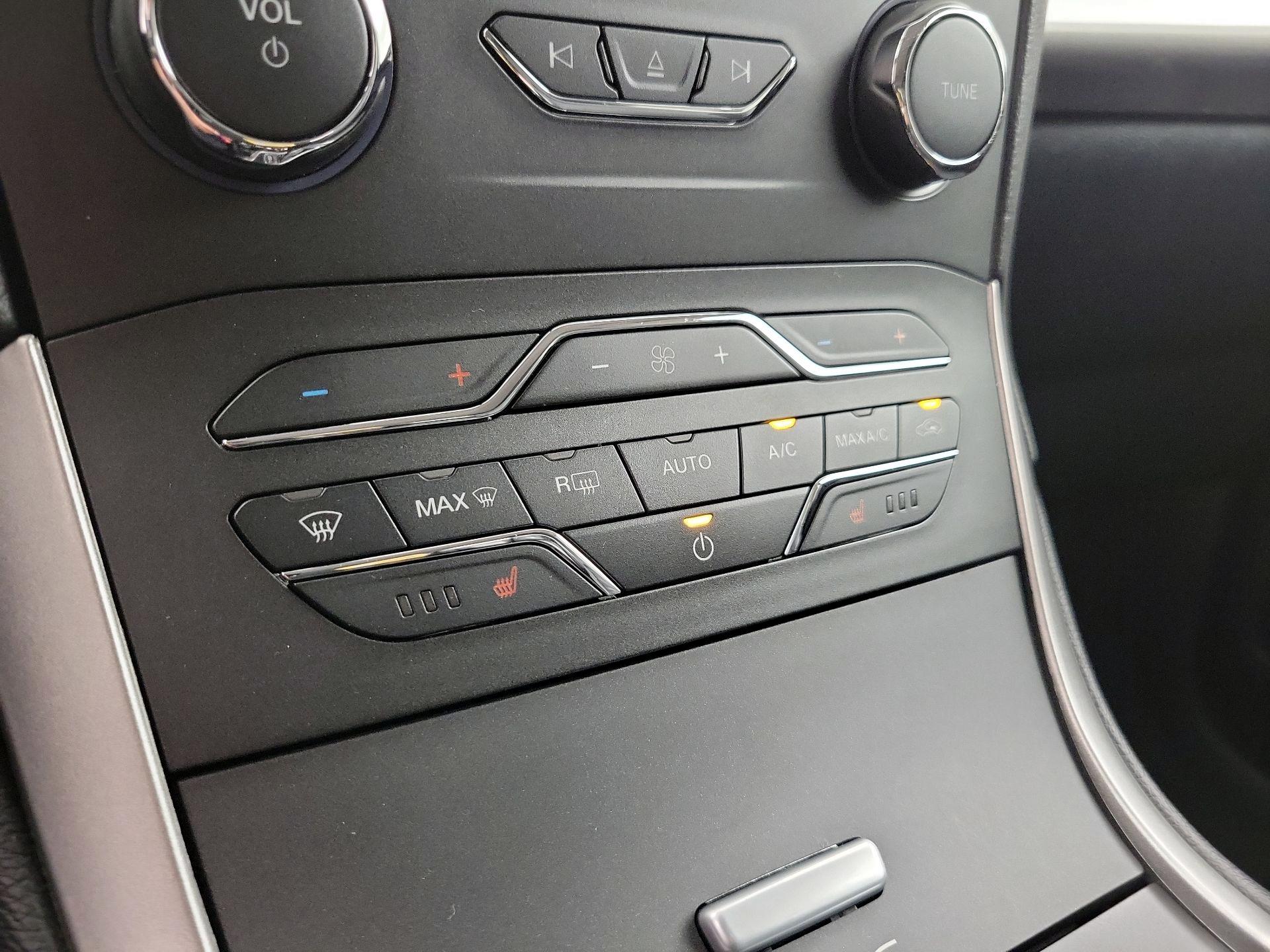 Thumbnail: 2016 Ford Edge - 16