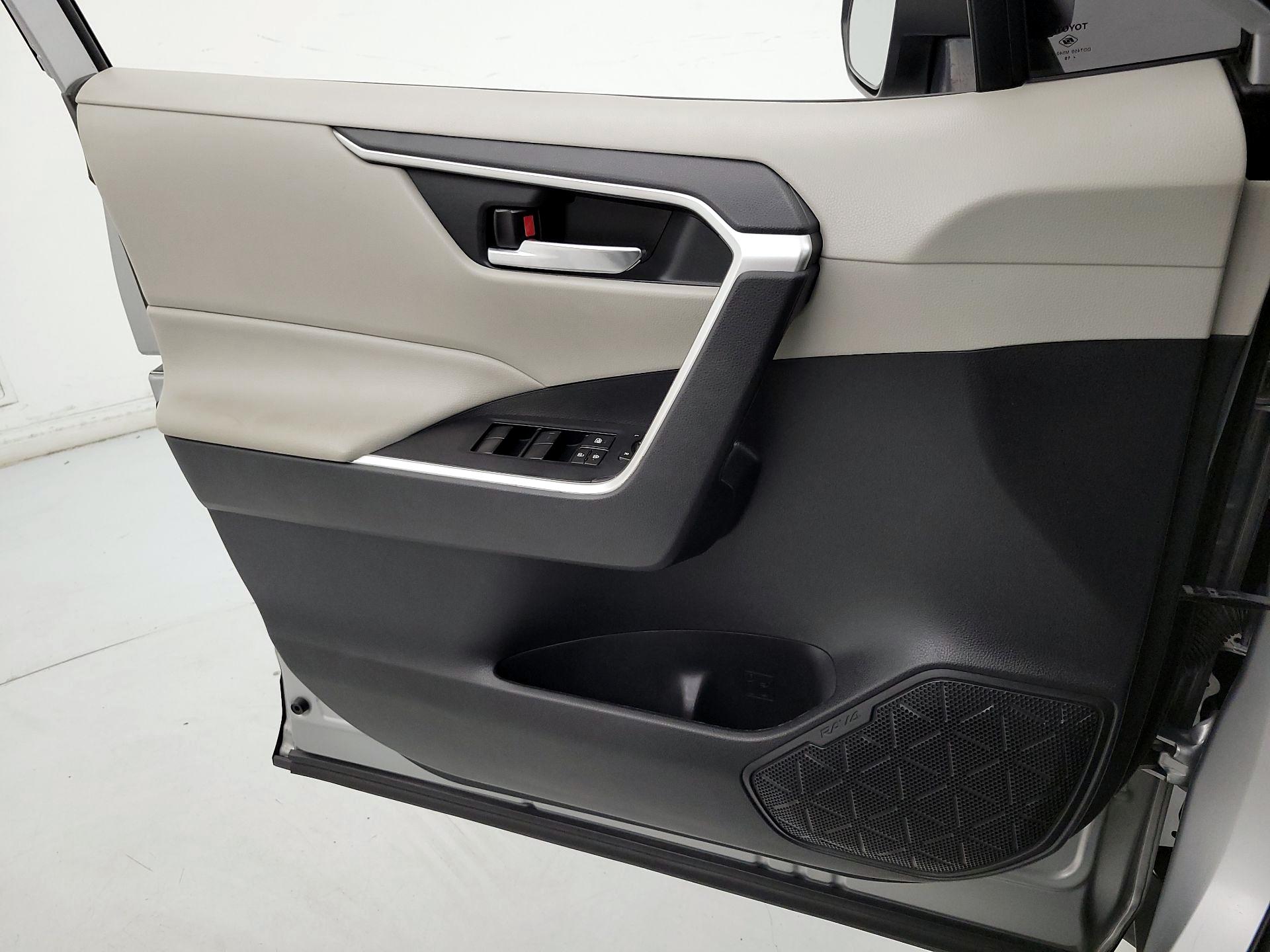 Thumbnail: 2020 Toyota RAV4 - 12