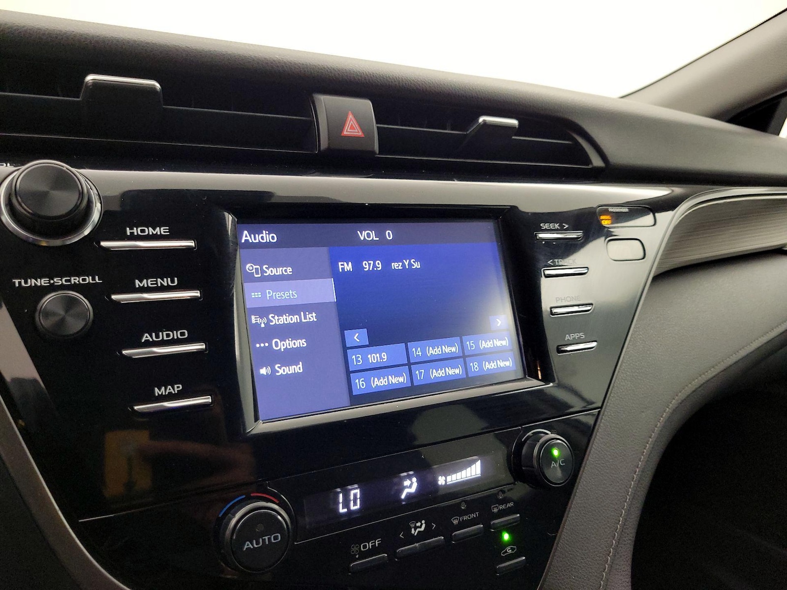 2019 Toyota Camry SE - Photo 16