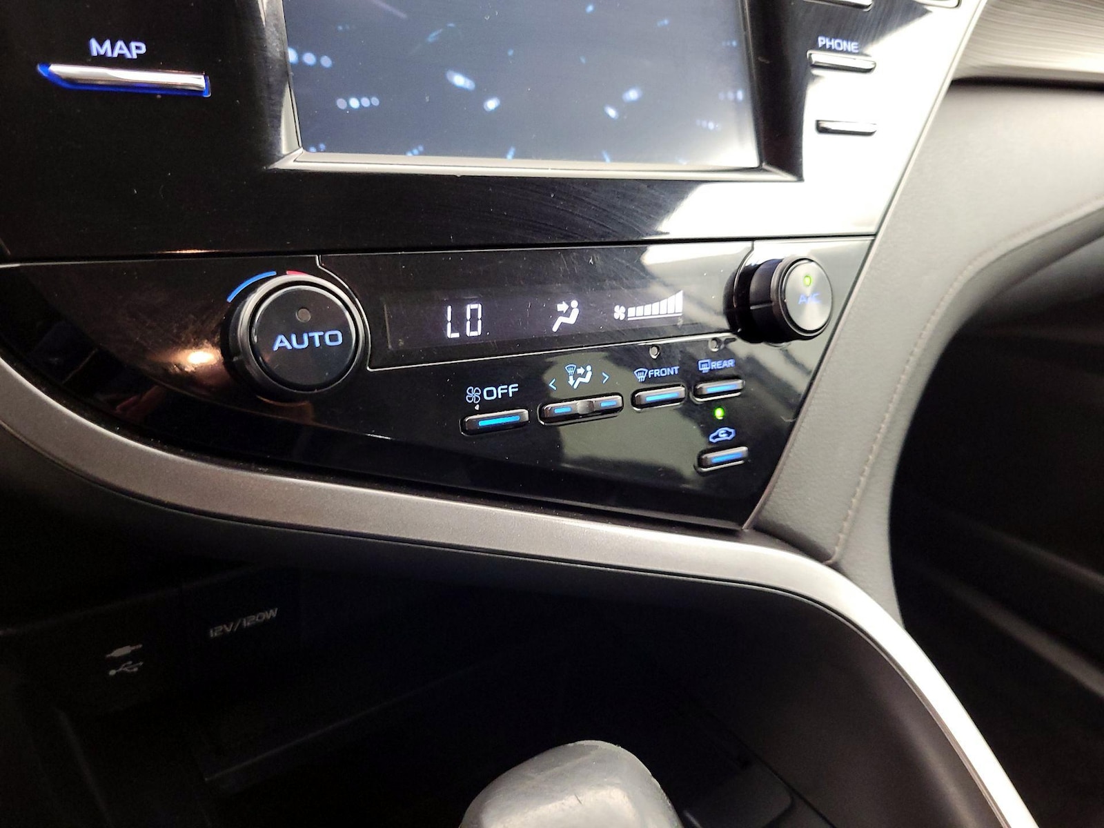 2019 Toyota Camry SE - Photo 17