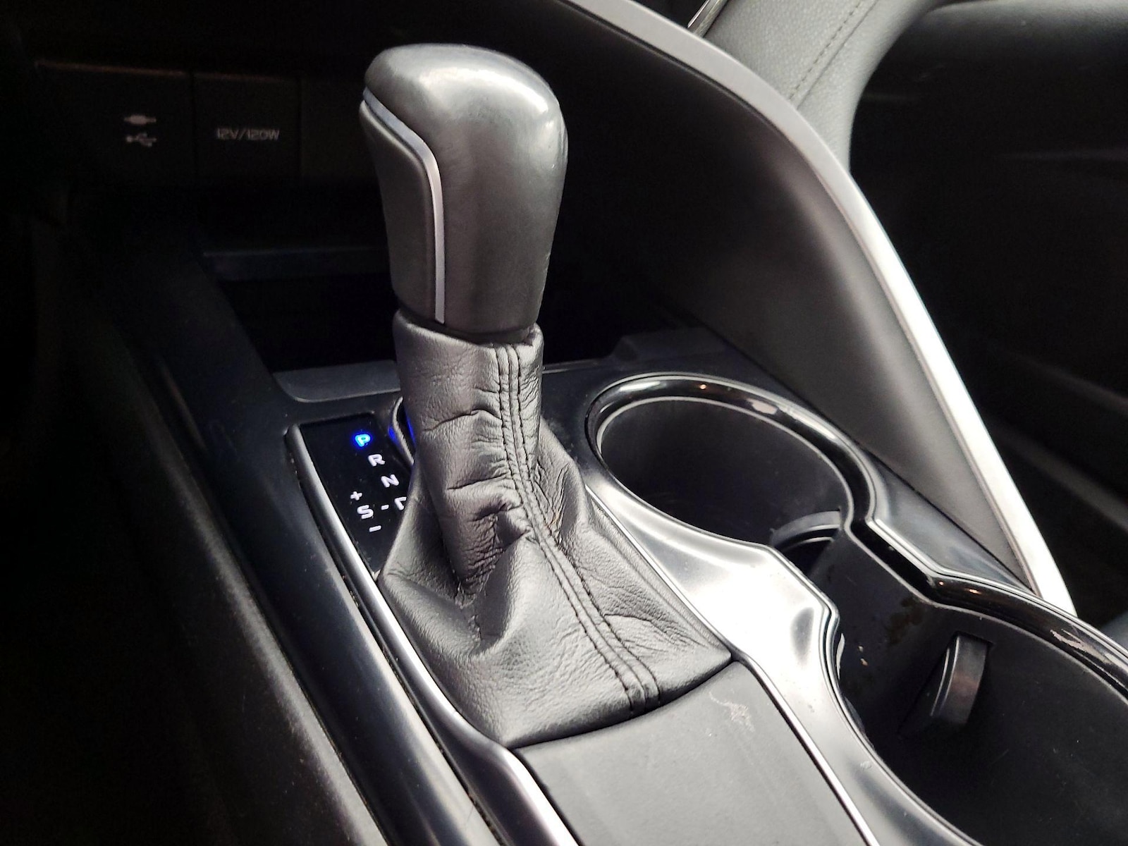 2019 Toyota Camry SE - Photo 18