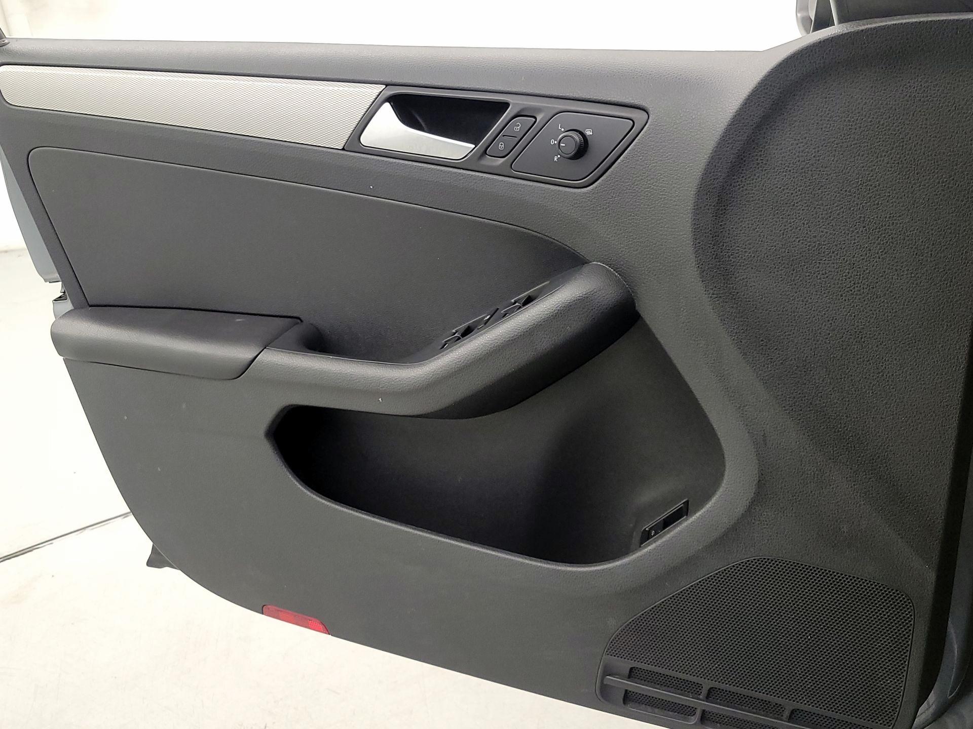 Thumbnail: 2017 Volkswagen Jetta - 12