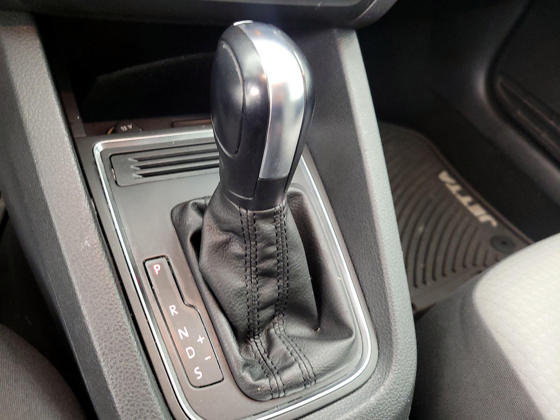 Thumbnail: 2017 Volkswagen Jetta - 17