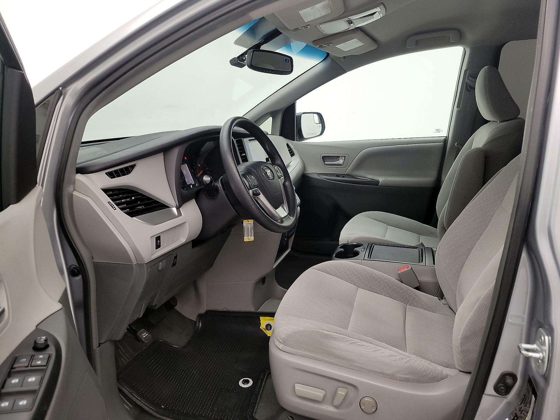 Thumbnail: 2017 Toyota Sienna - 9