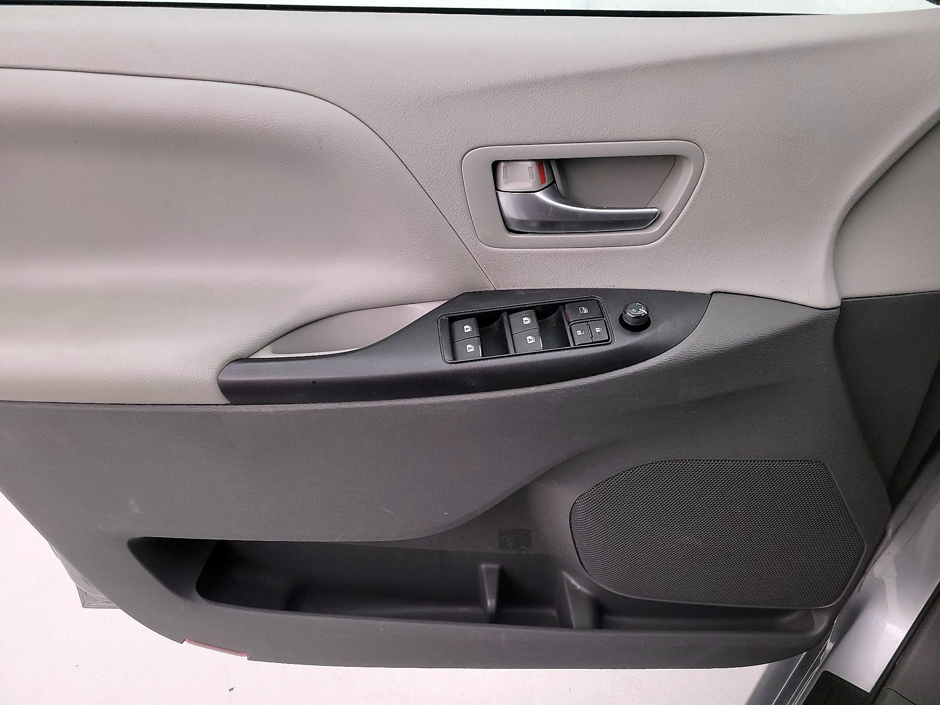 Thumbnail: 2017 Toyota Sienna - 10