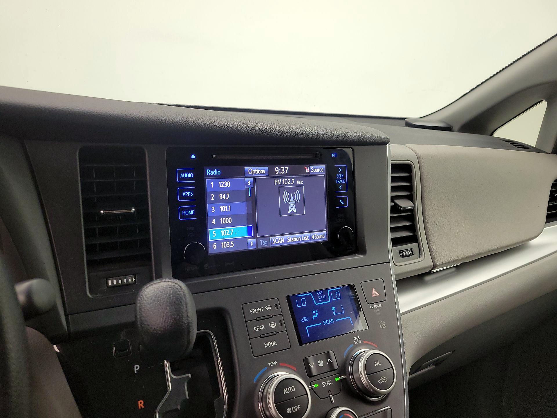 Thumbnail: 2017 Toyota Sienna - 13