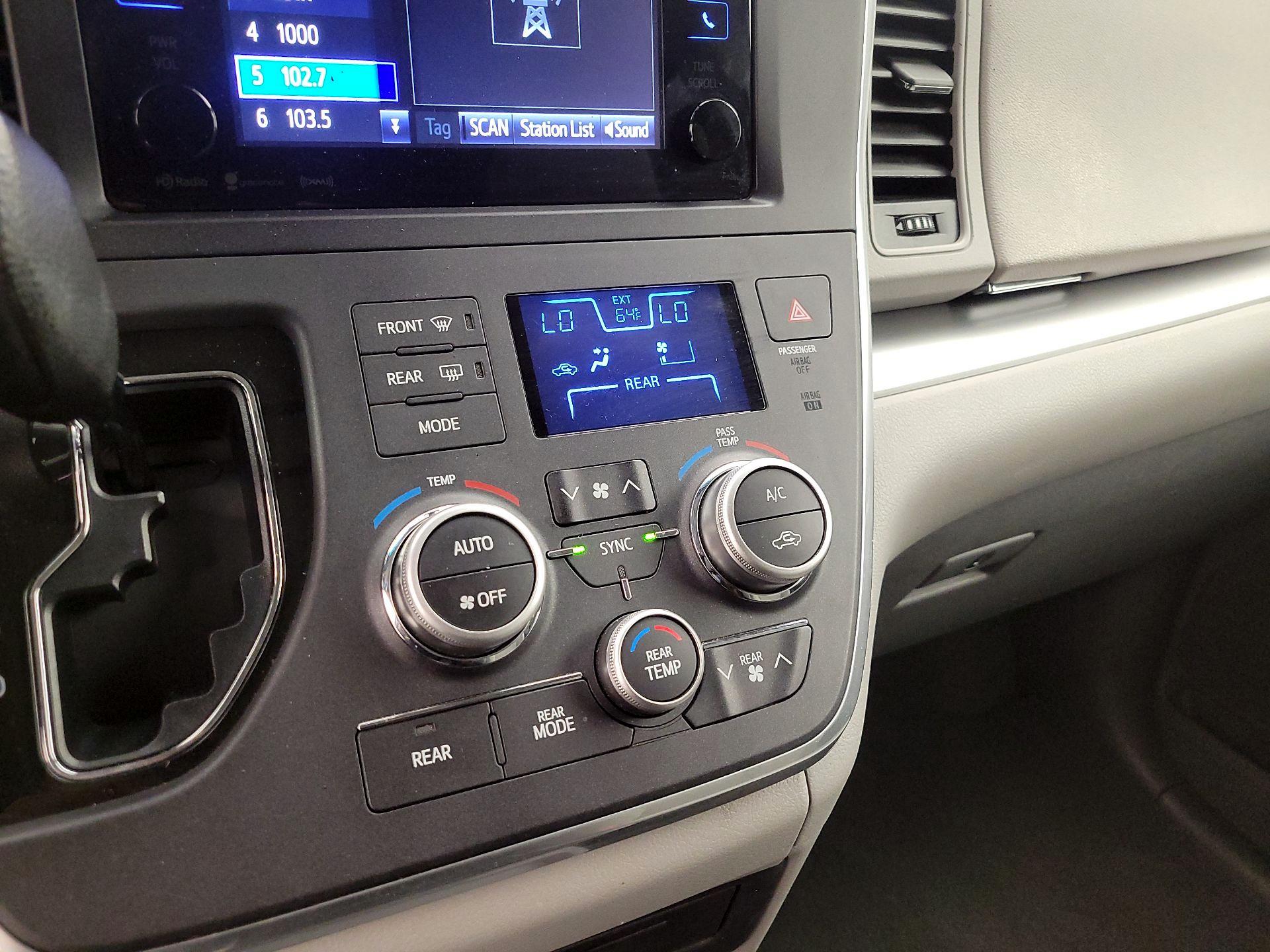 Thumbnail: 2017 Toyota Sienna - 14