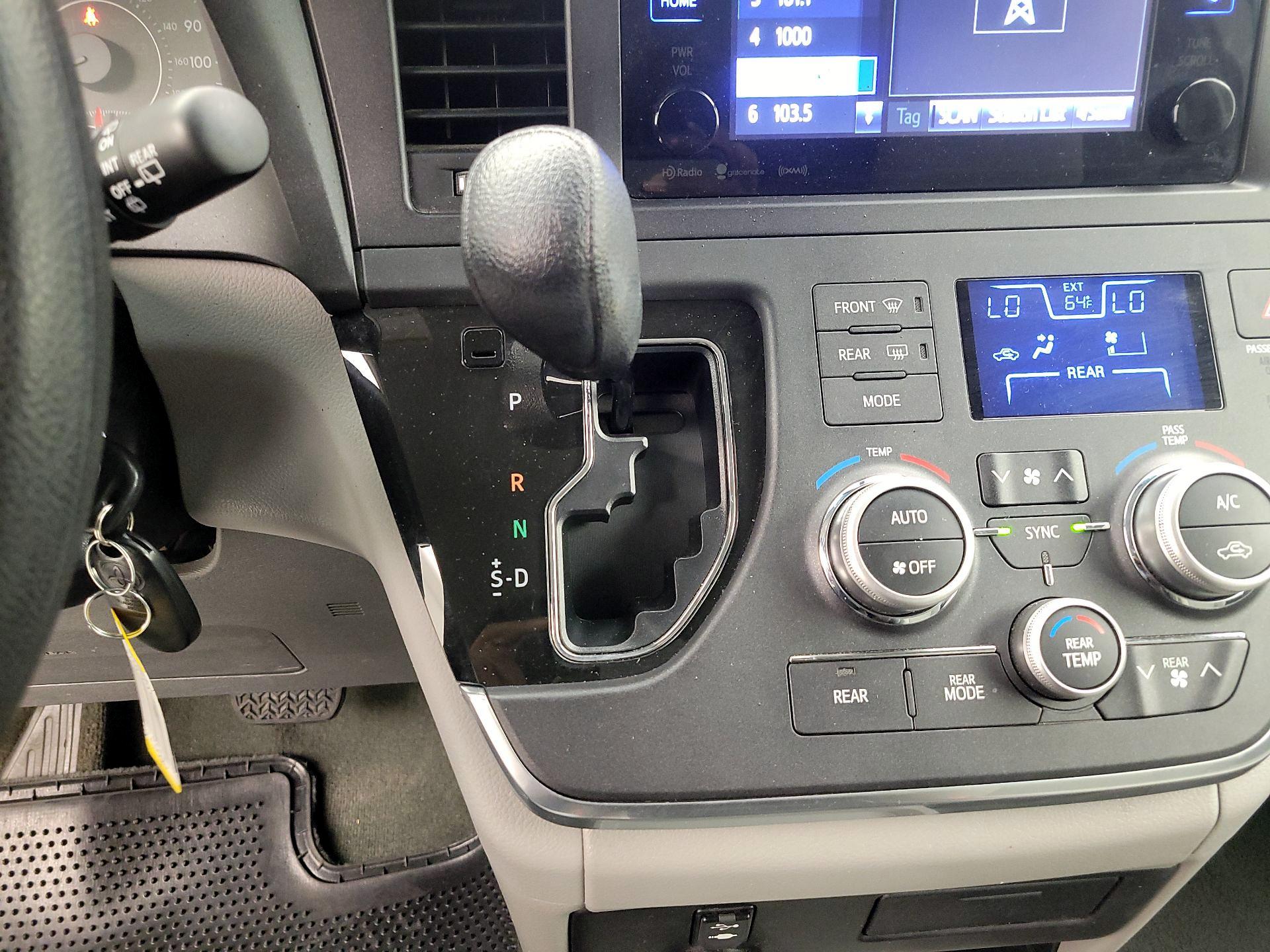 Thumbnail: 2017 Toyota Sienna - 15