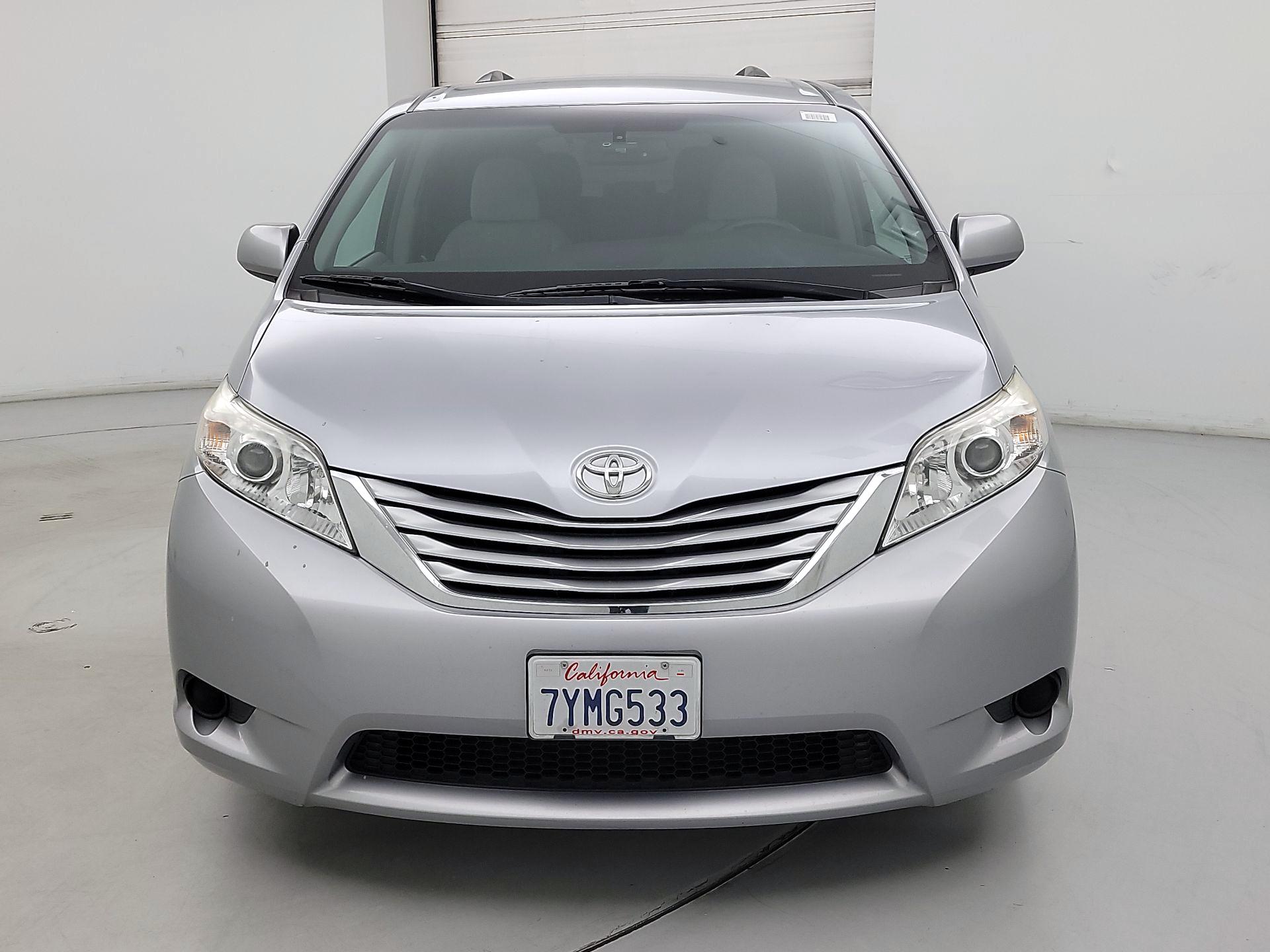 Thumbnail: 2017 Toyota Sienna - 2