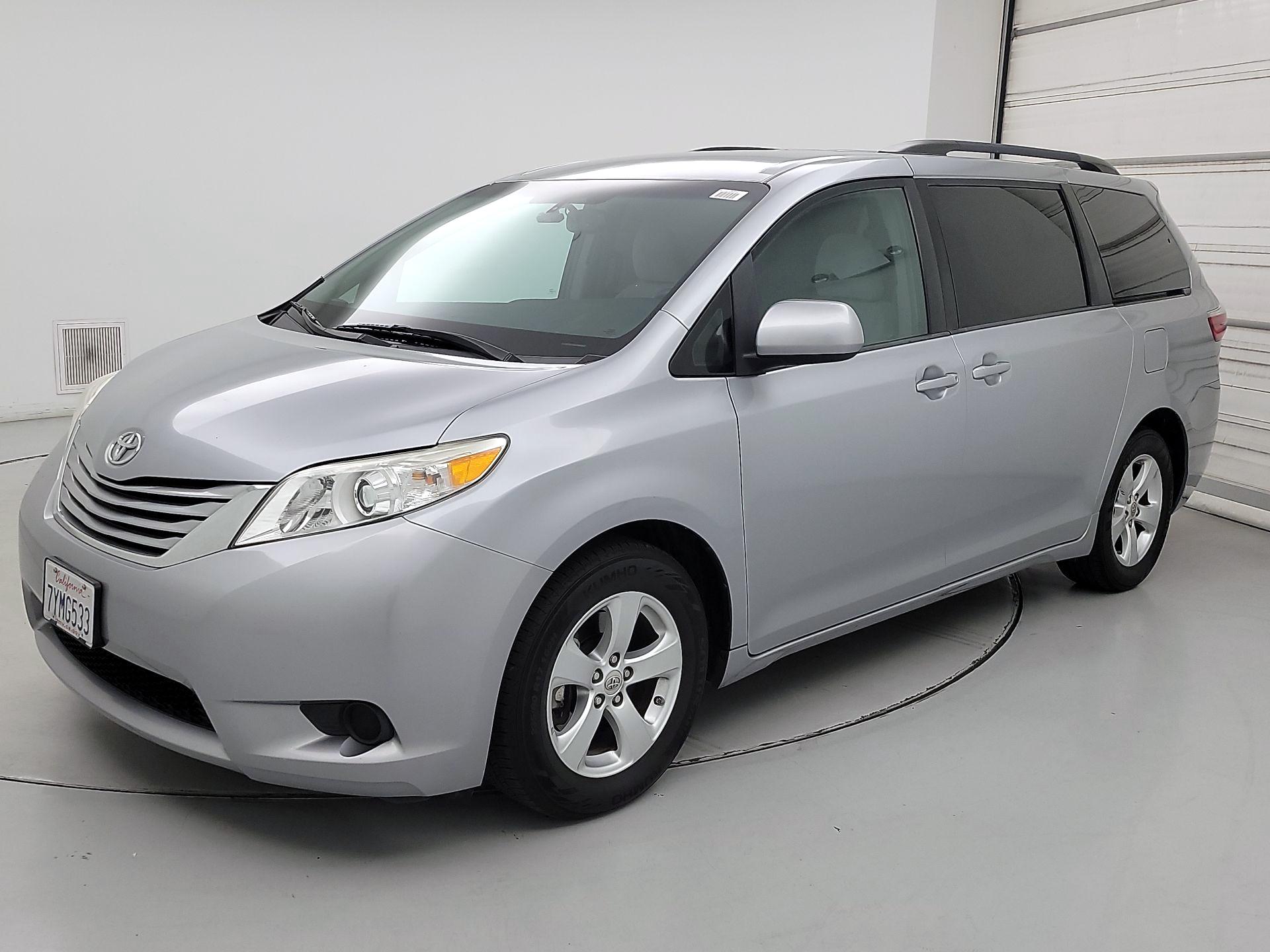 Thumbnail: 2017 Toyota Sienna - 3