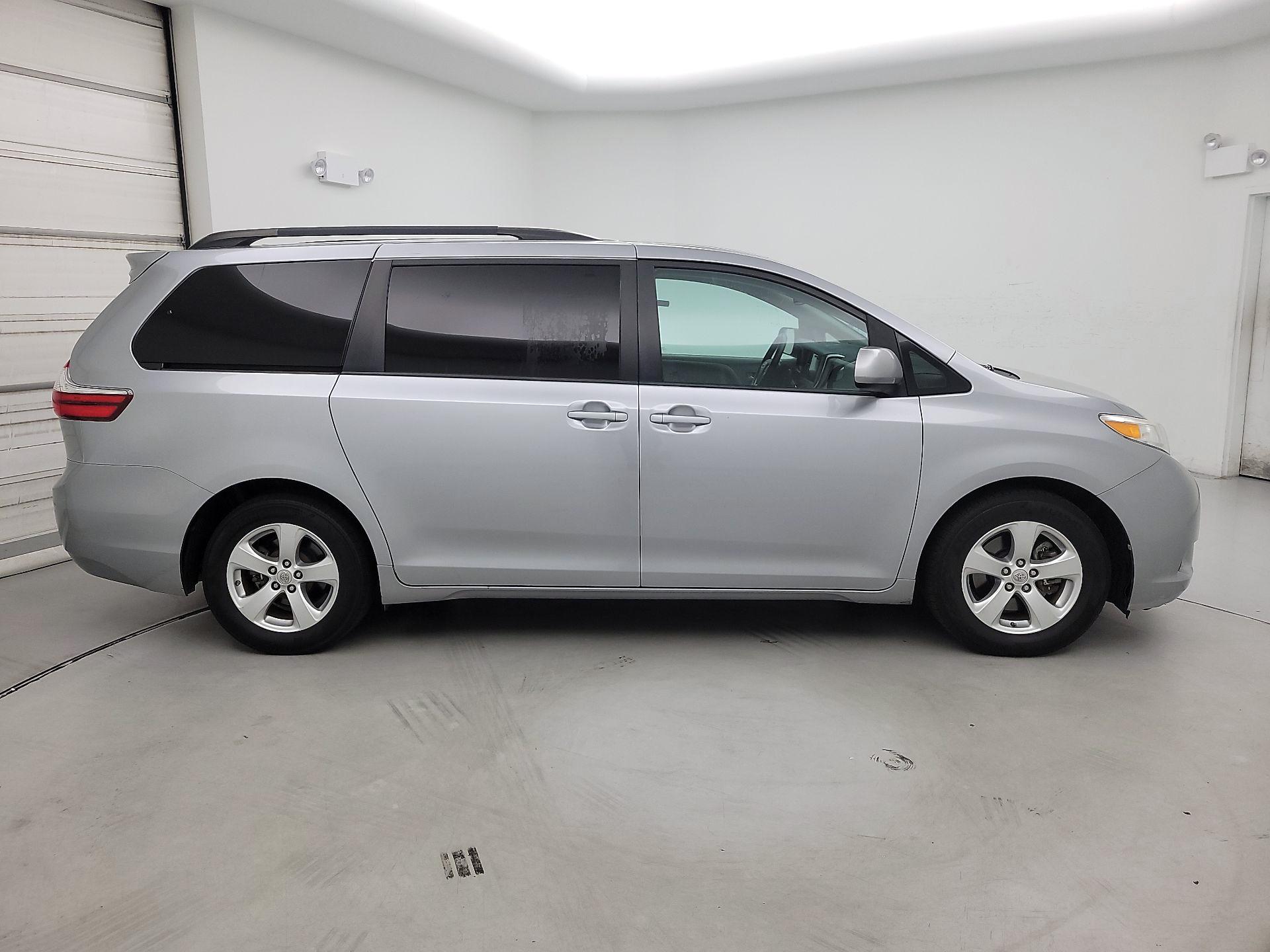 Thumbnail: 2017 Toyota Sienna - 4