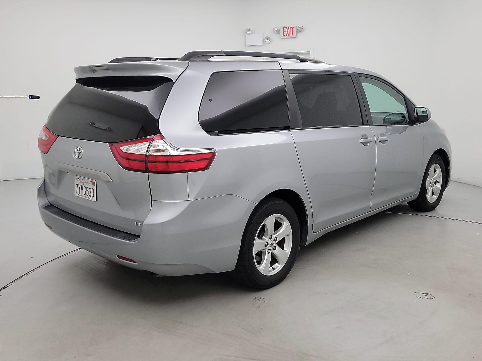 Thumbnail: 2017 Toyota Sienna - 5