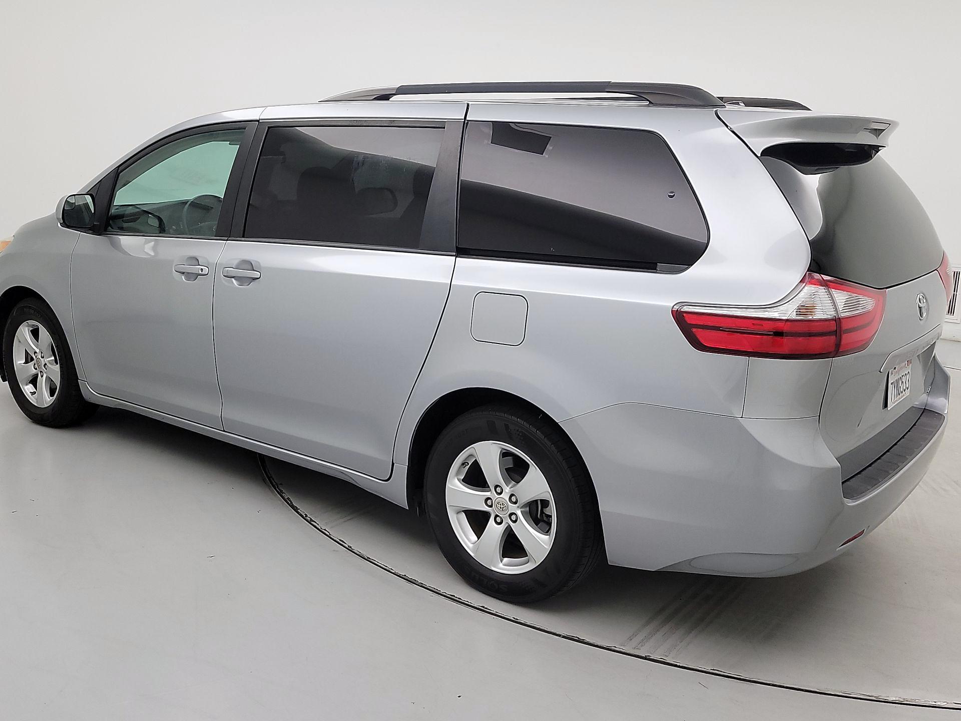 Thumbnail: 2017 Toyota Sienna - 7