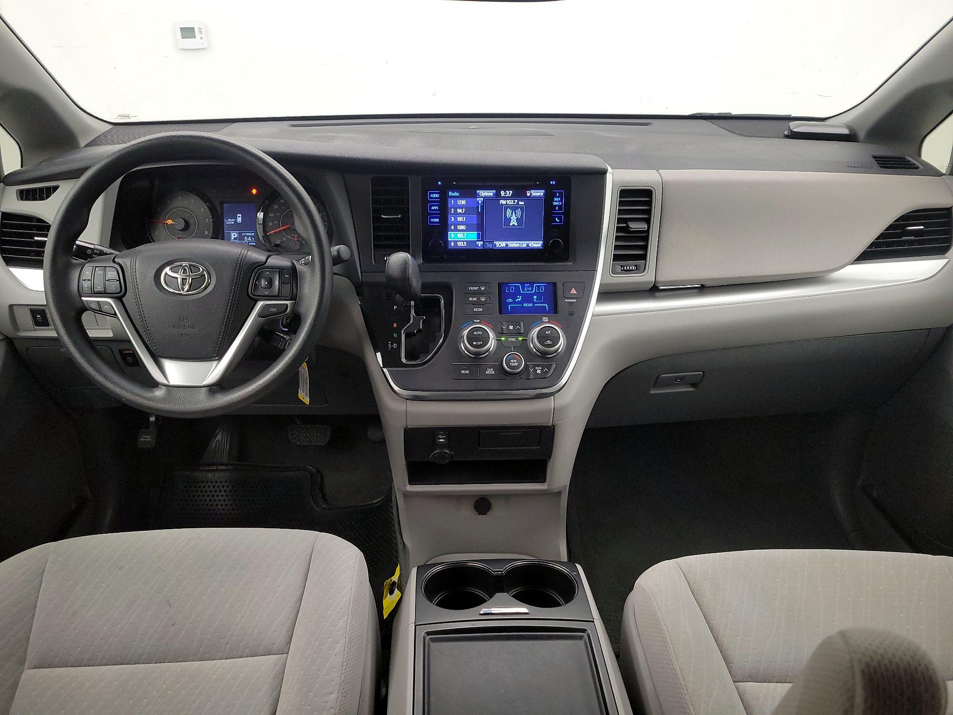 Thumbnail: 2017 Toyota Sienna - 8