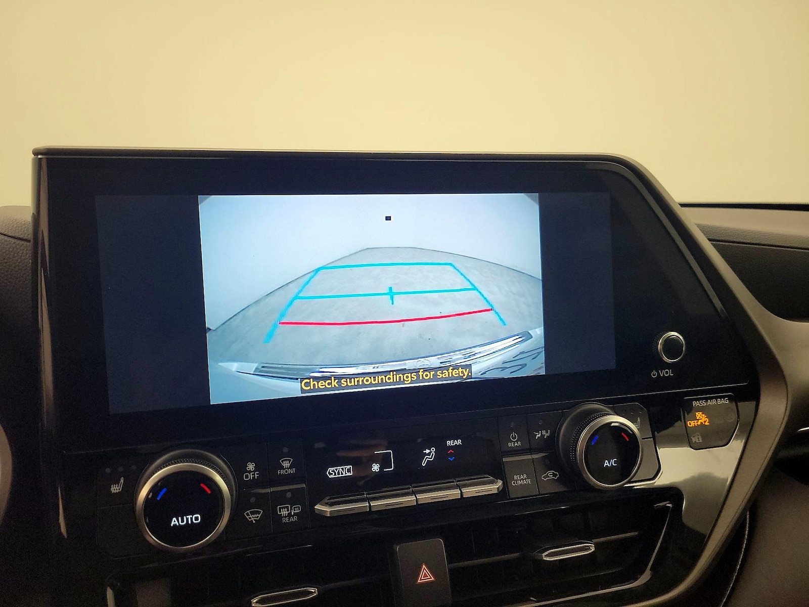 2023 Toyota Highlander XLE - Photo 13