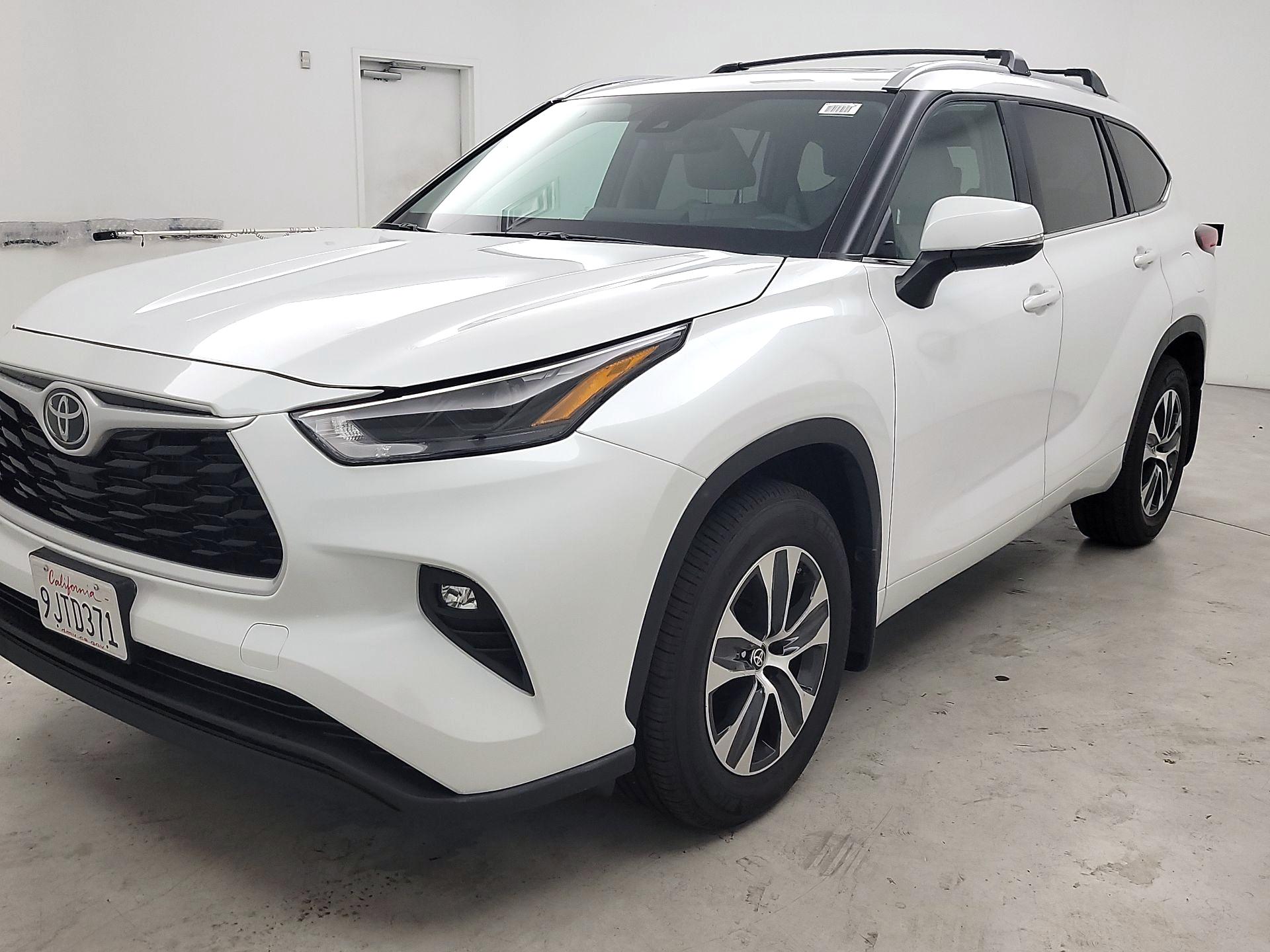 Thumbnail: 2023 Toyota Highlander - 3