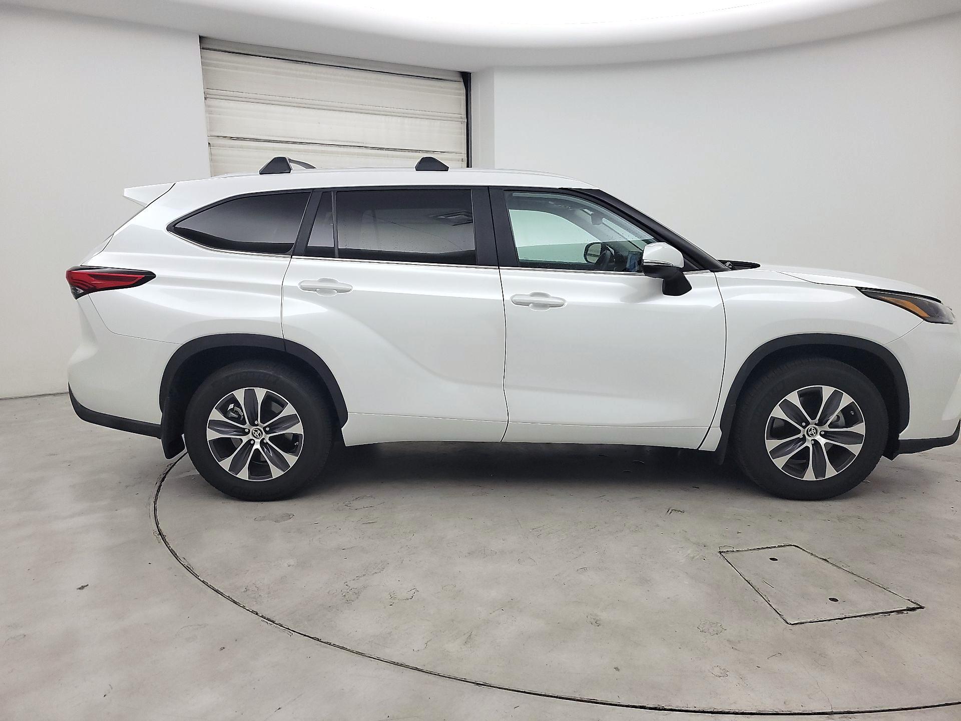 Thumbnail: 2023 Toyota Highlander - 4