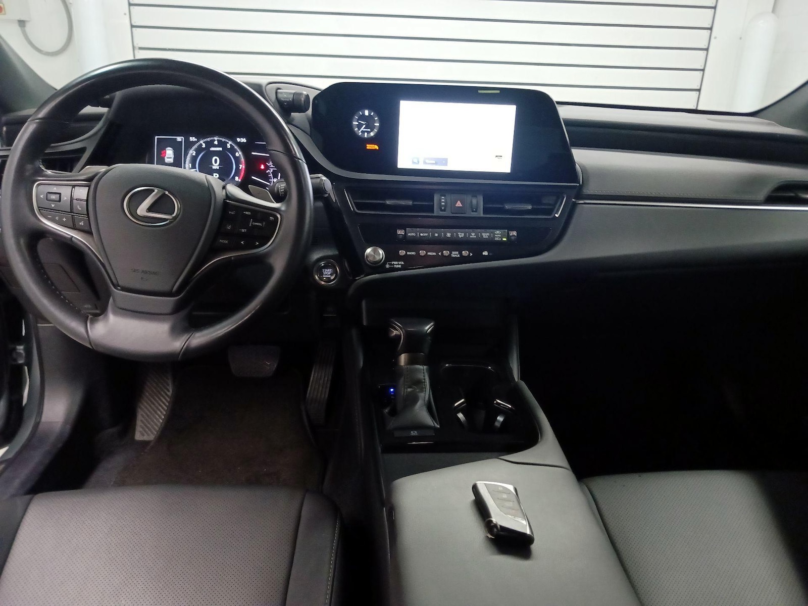 2025 Lexus ES 350 - Photo 10
