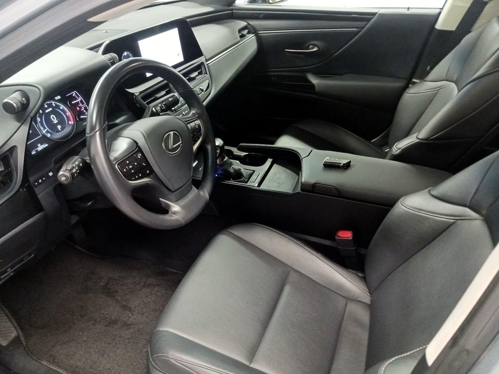2025 Lexus ES 350 - Photo 12