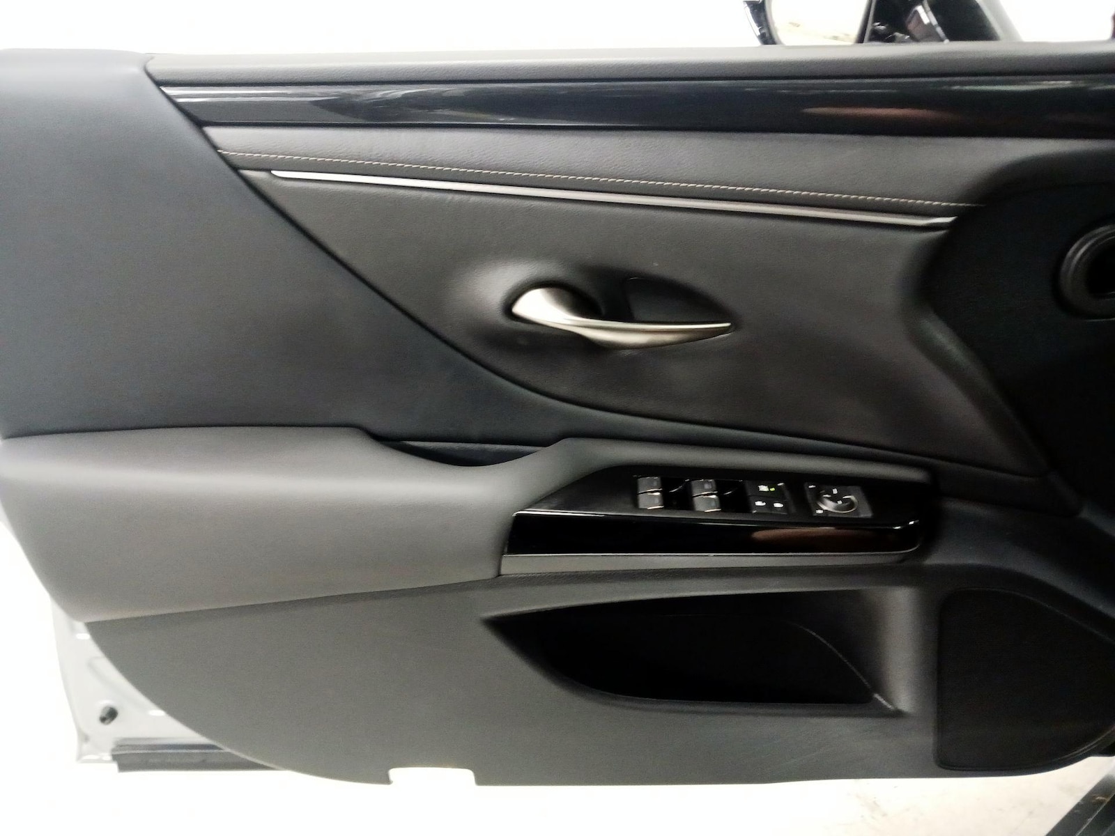 2025 Lexus ES 350 - Photo 13